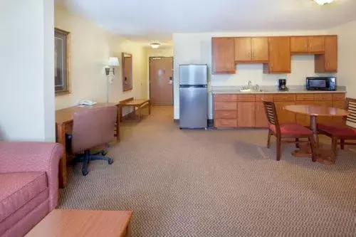 Photo of the whole room, Kitchen/Kitchenette in Holiday Inn Express & Suites - Laredo-Event Center Area, an IHG Hotel