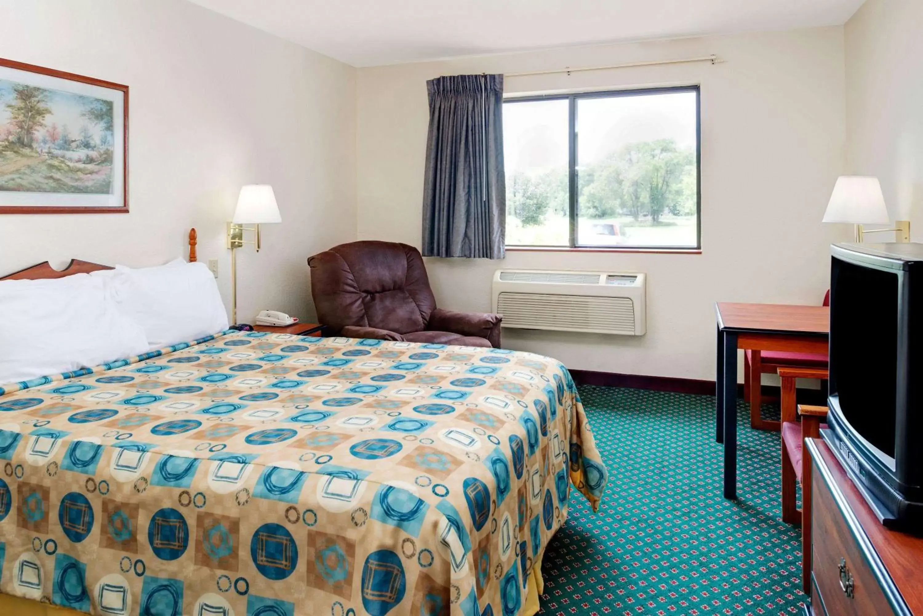Photo of the whole room, Bed in Super 8 by Wyndham Omaha Eppley Airport/Carter Lake