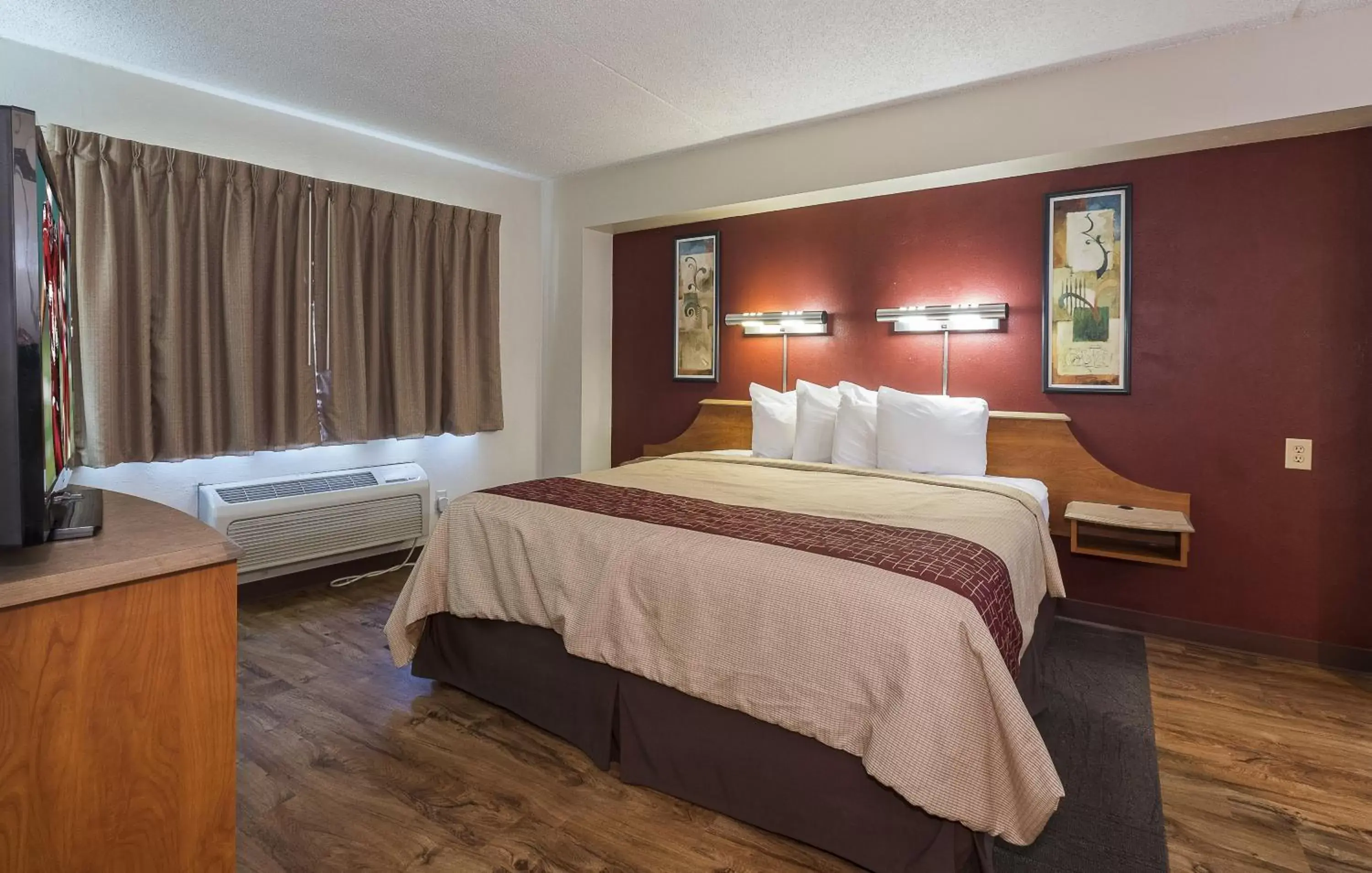 Photo of the whole room, Bed in Red Roof Inn & Suites Cleveland - Elyria