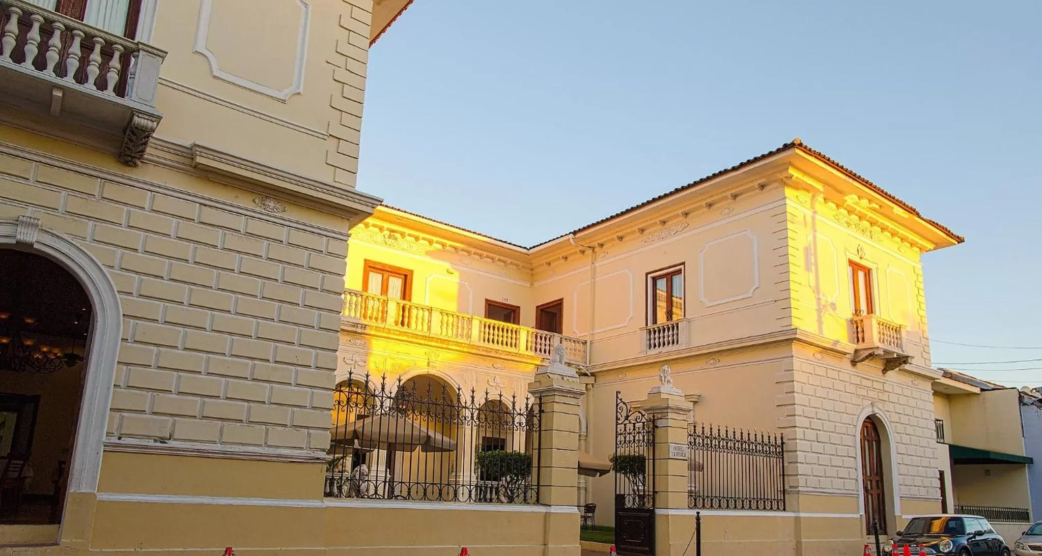 Swimming pool in Hotel la Perla Leon