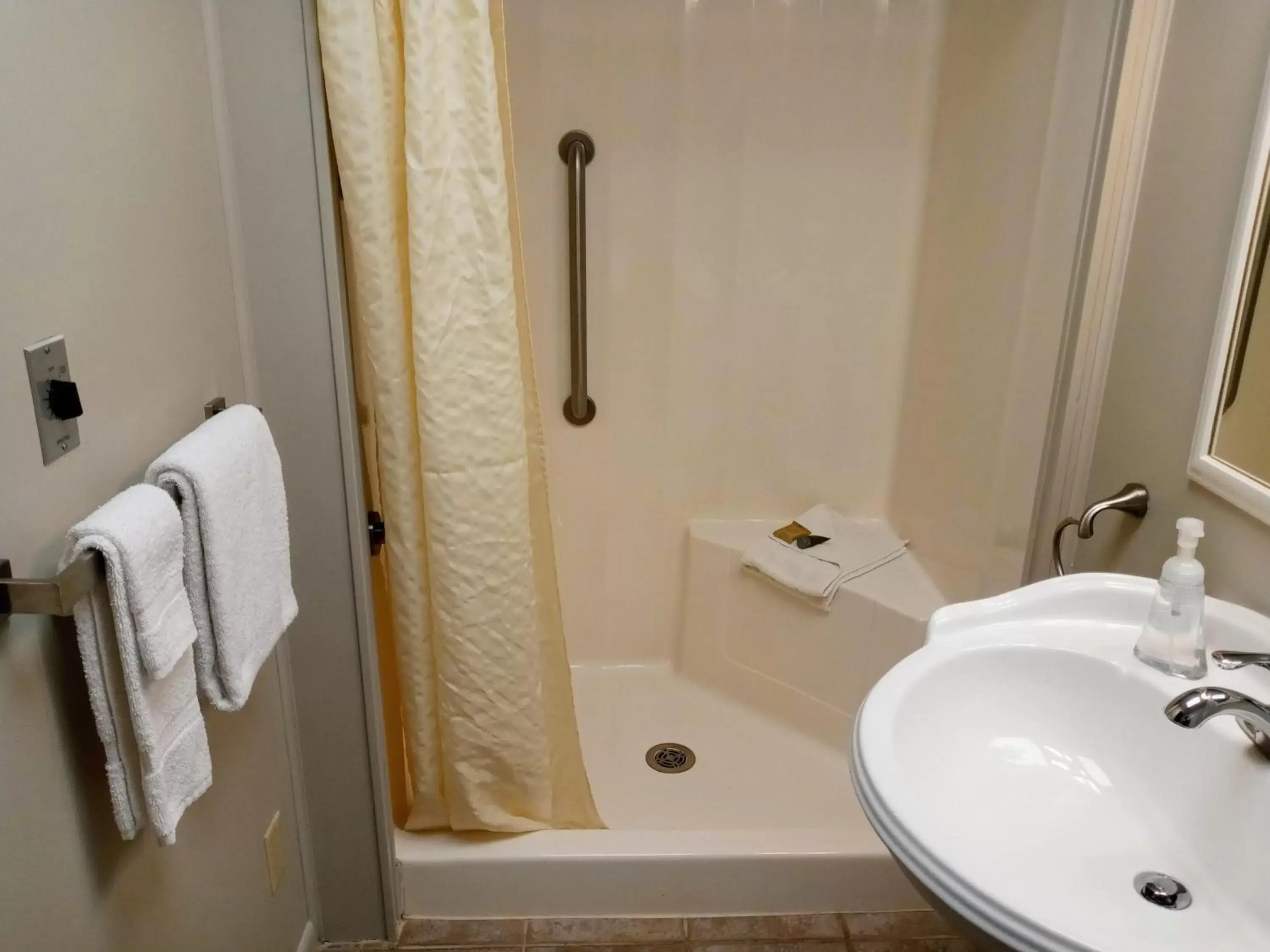 Shower, Bathroom in Cliff Dweller on Lake Superior