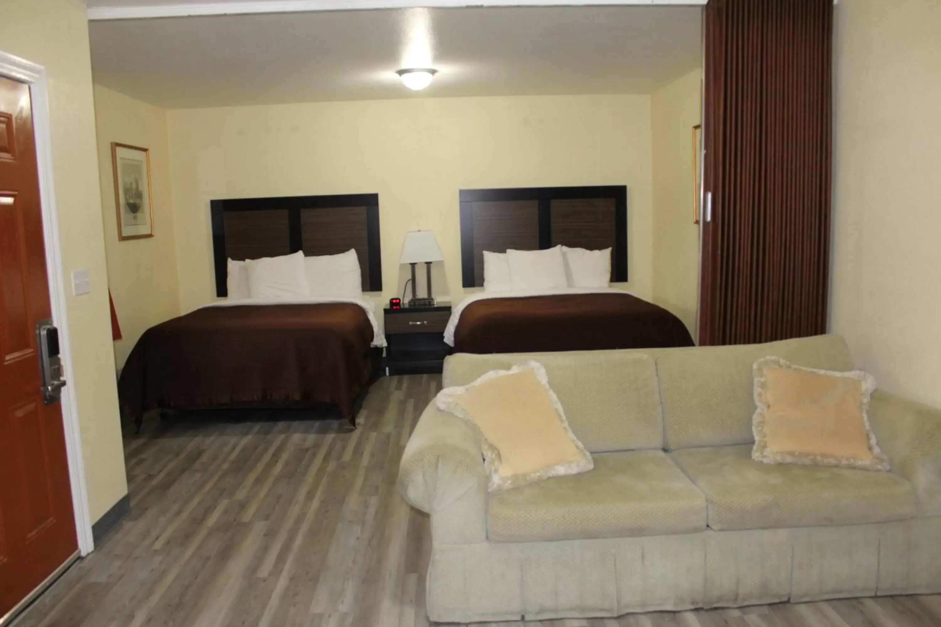 Seating area, Bed in Rodeway Inn Medford