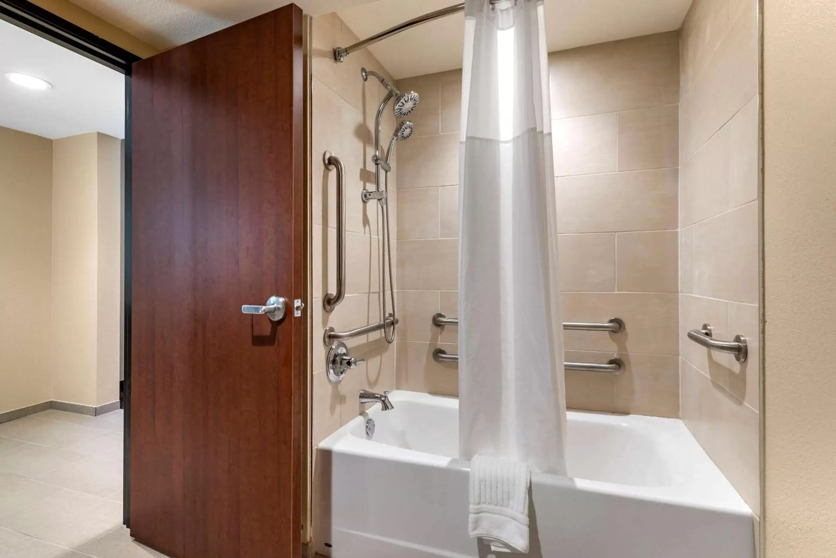 Bedroom, Bathroom in Comfort Suites Broomfield-Boulder/Interlocken