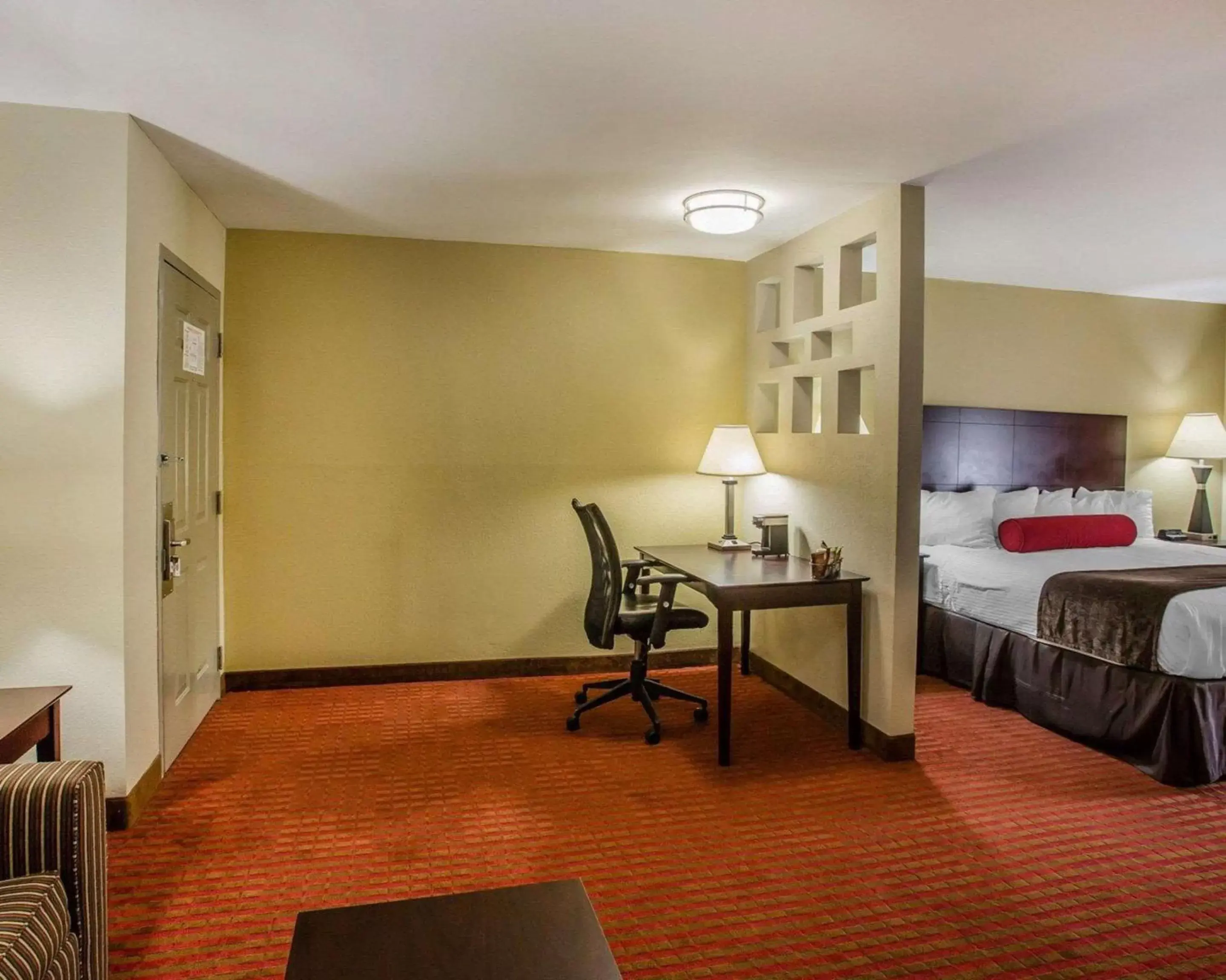 Photo of the whole room, Bed in Quality Suites Nashville Airport