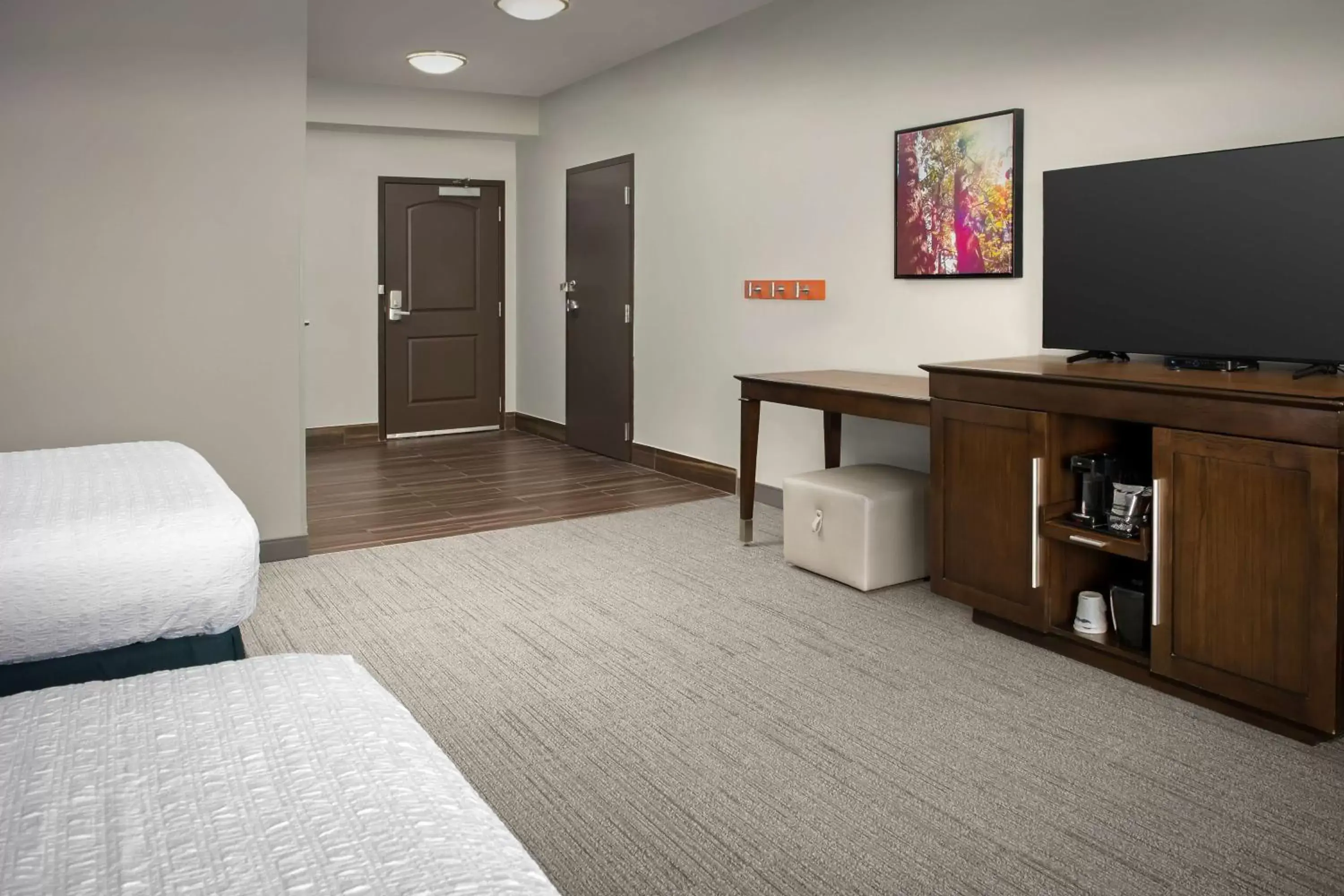 Bedroom, TV/Entertainment Center in Hampton Inn & Suites Portland/Hillsboro-Evergreen Park