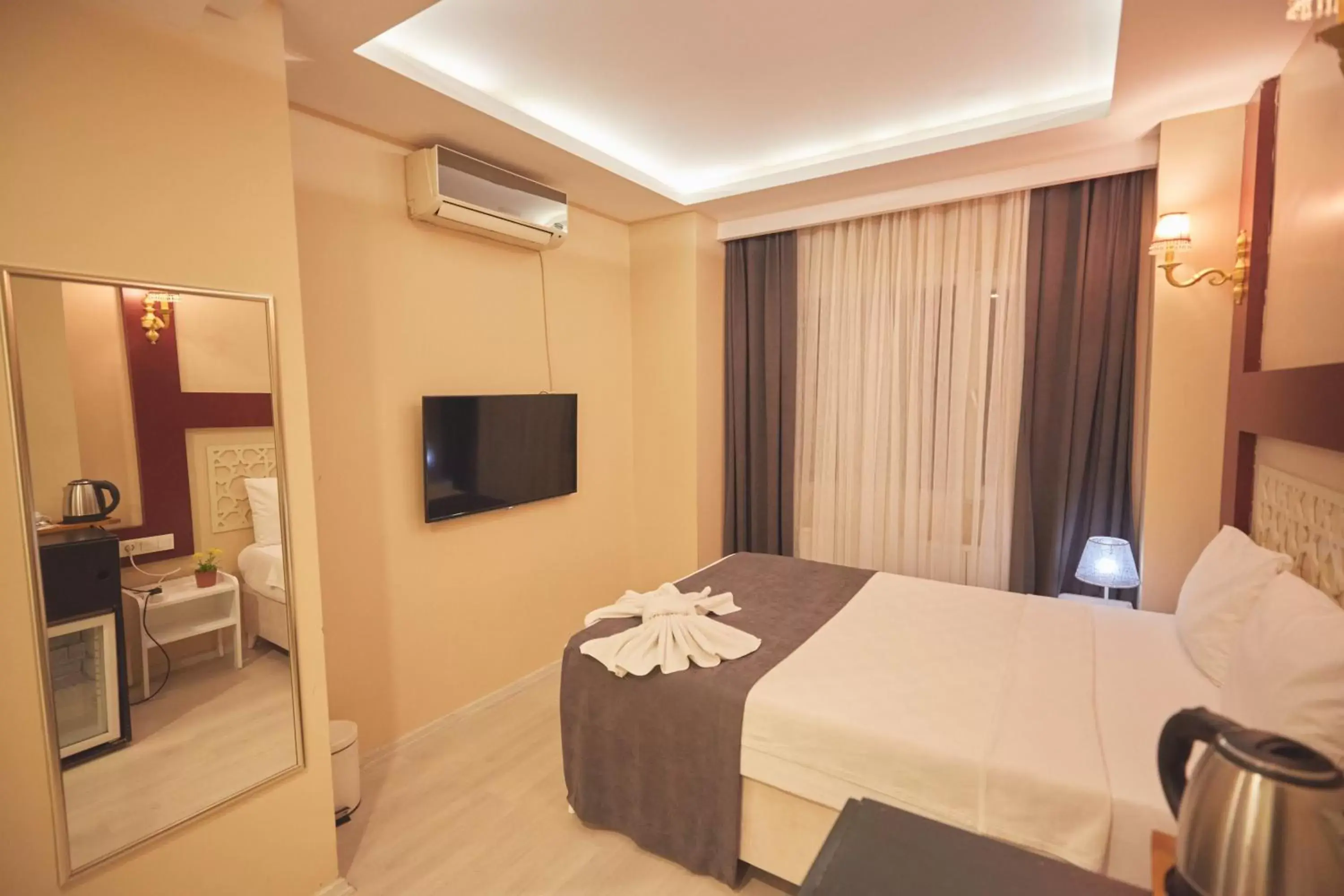 Bed, TV/Entertainment Center in Albatros Hagia Sophia Hotel