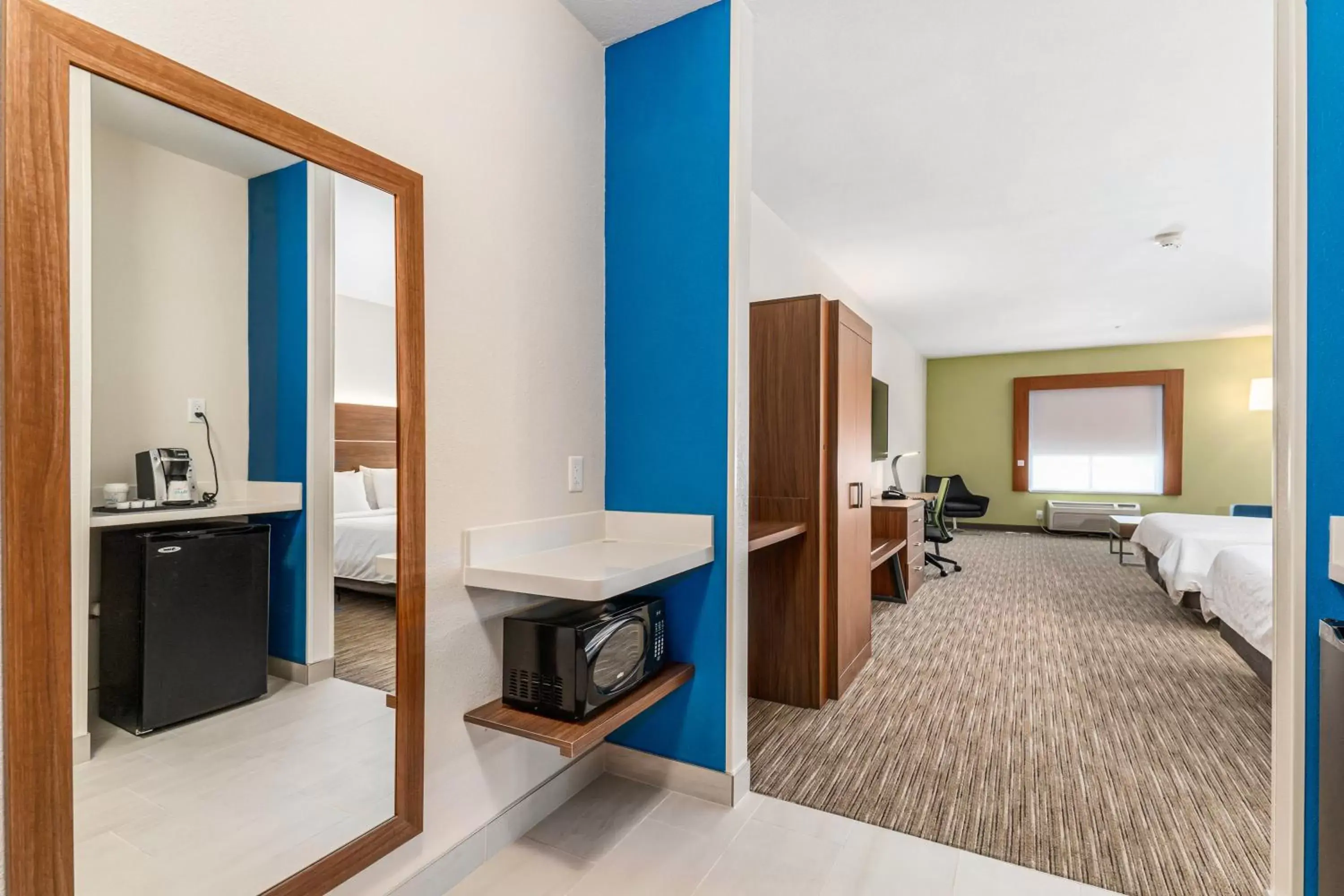 Photo of the whole room, Bathroom in Holiday Inn Express & Suites Van Buren-Fort Smith Area, an IHG Hotel