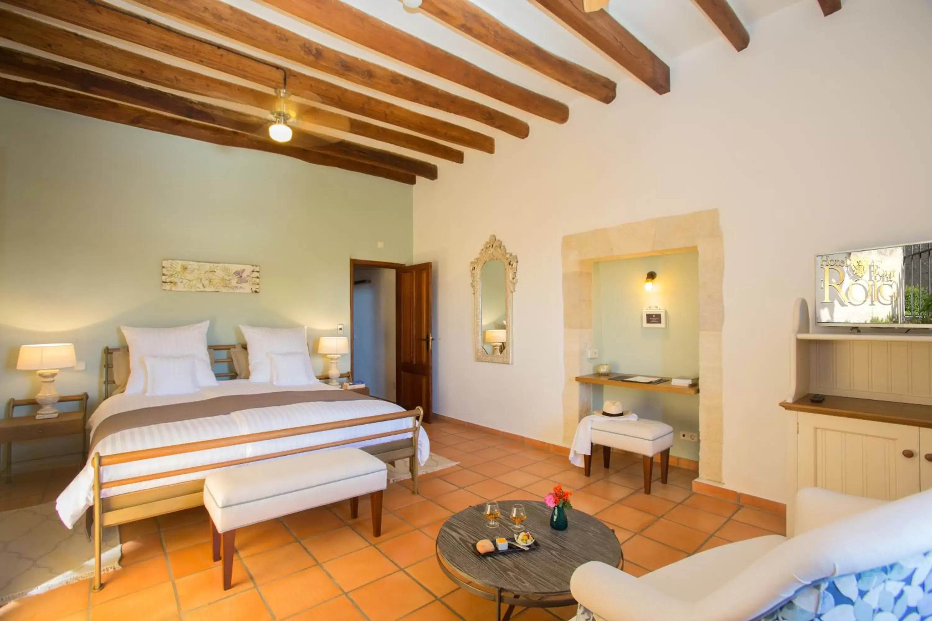 Photo of the whole room, Bed in Casa Font i Roig