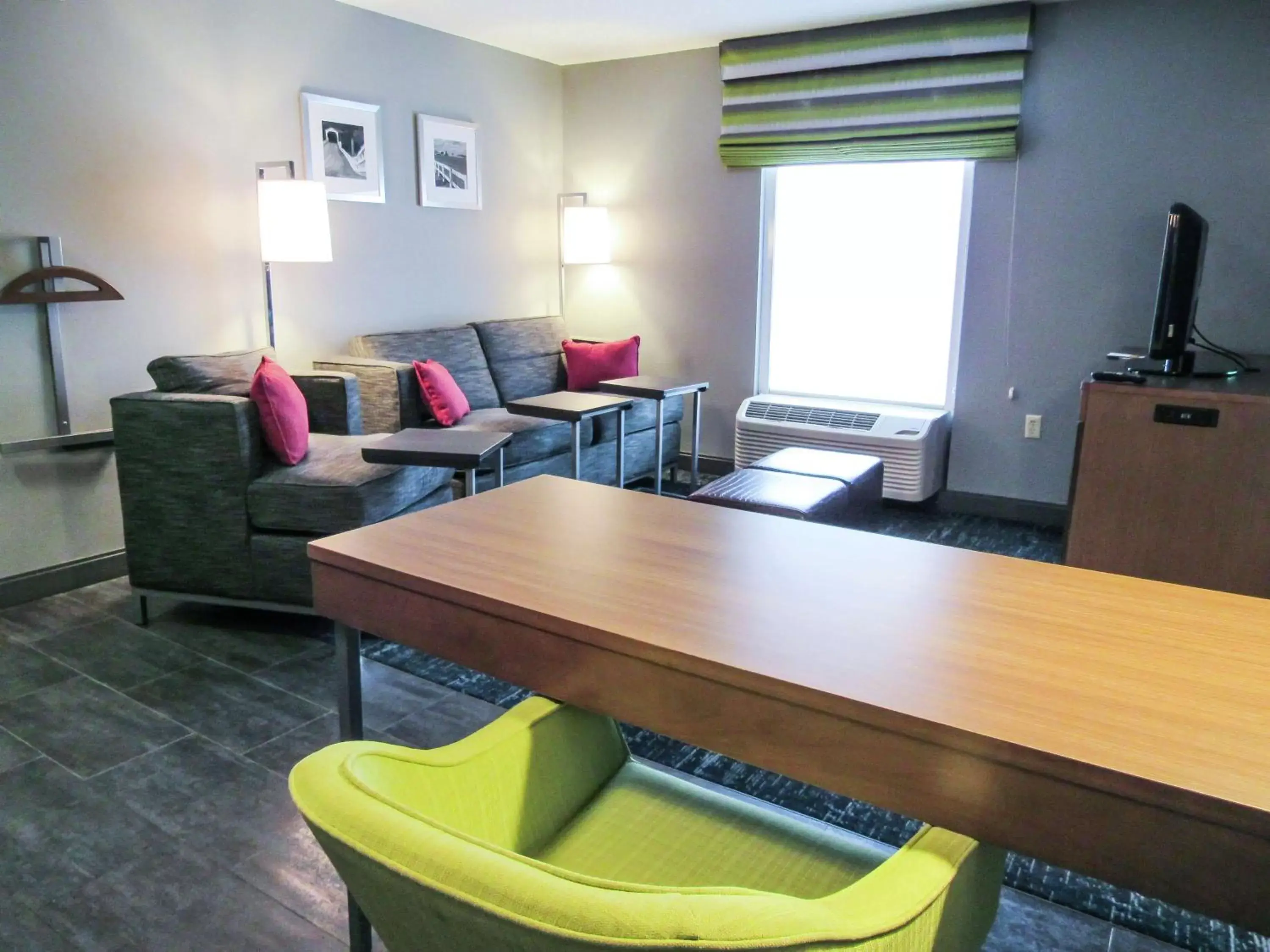 Living room, Seating Area in Hampton Inn & Suites Newtown
