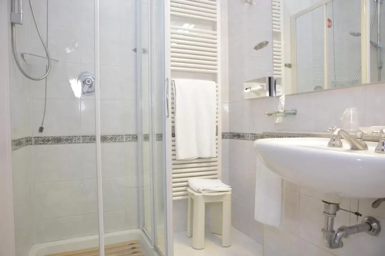 Shower, Bathroom in Hotel Bristol
