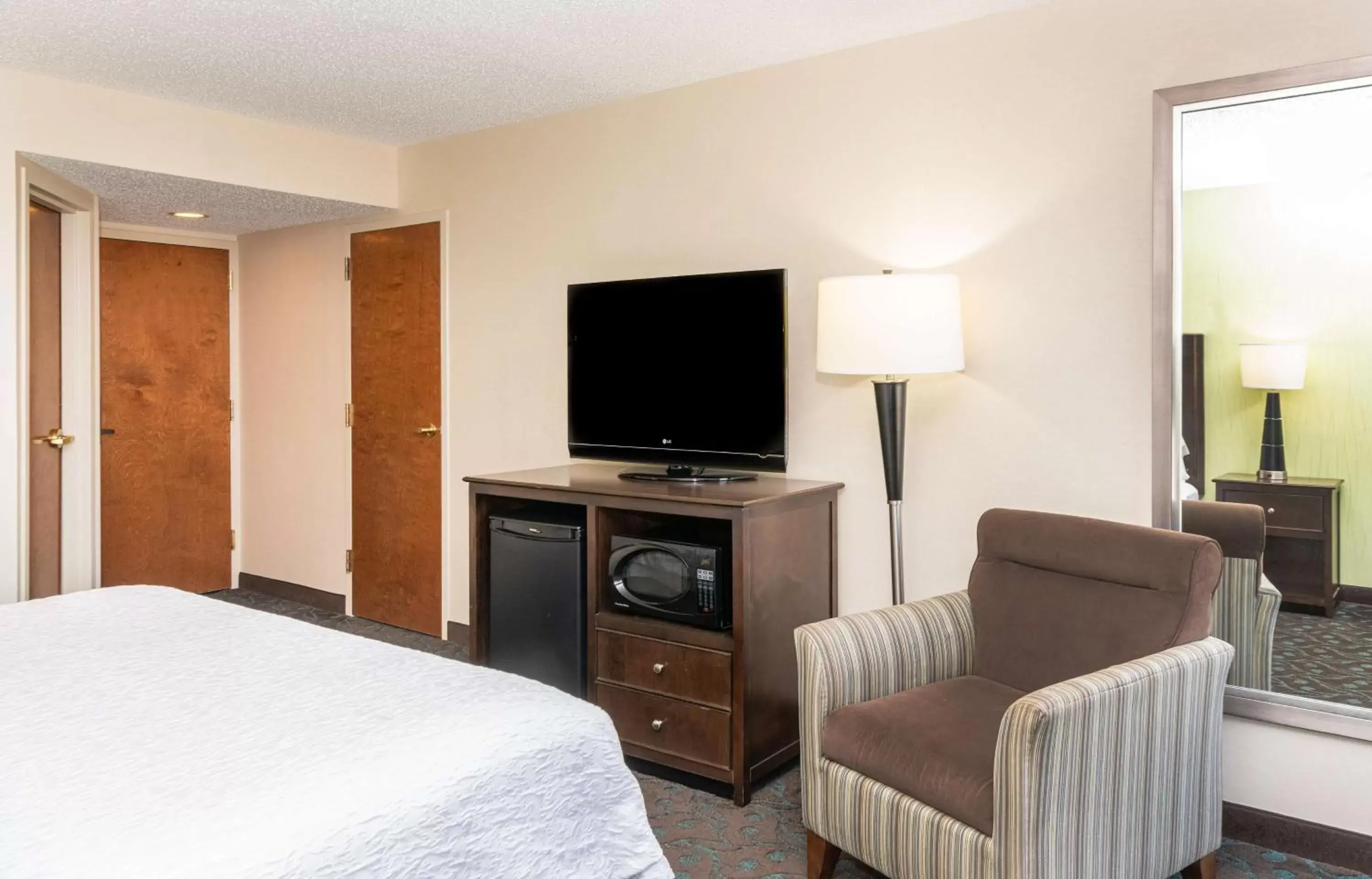 Bedroom, TV/Entertainment Center in Hampton Inn Evansville