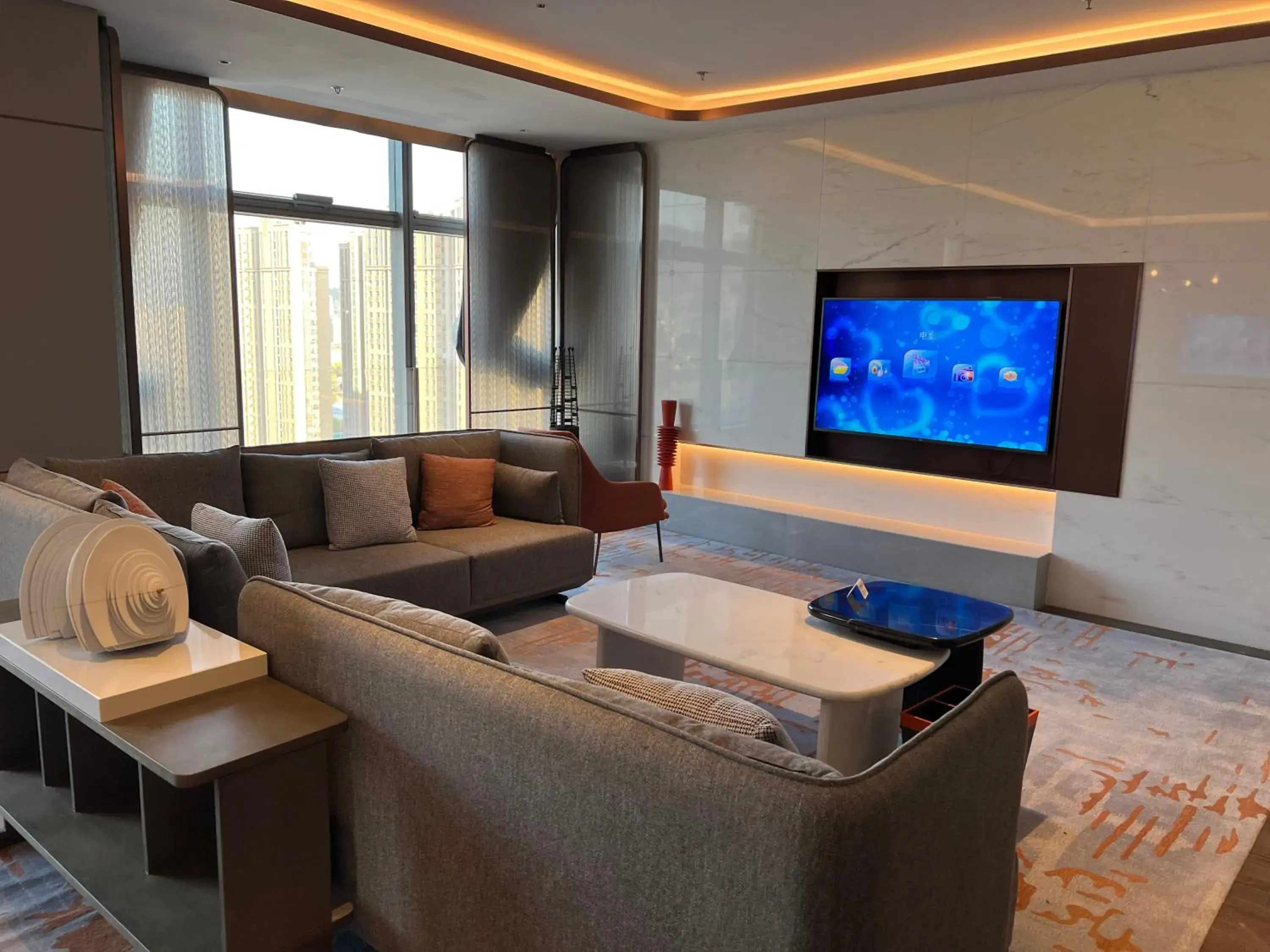 Living room, Seating Area in Crowne Plaza Qingdao Jinshui, an IHG Hotel