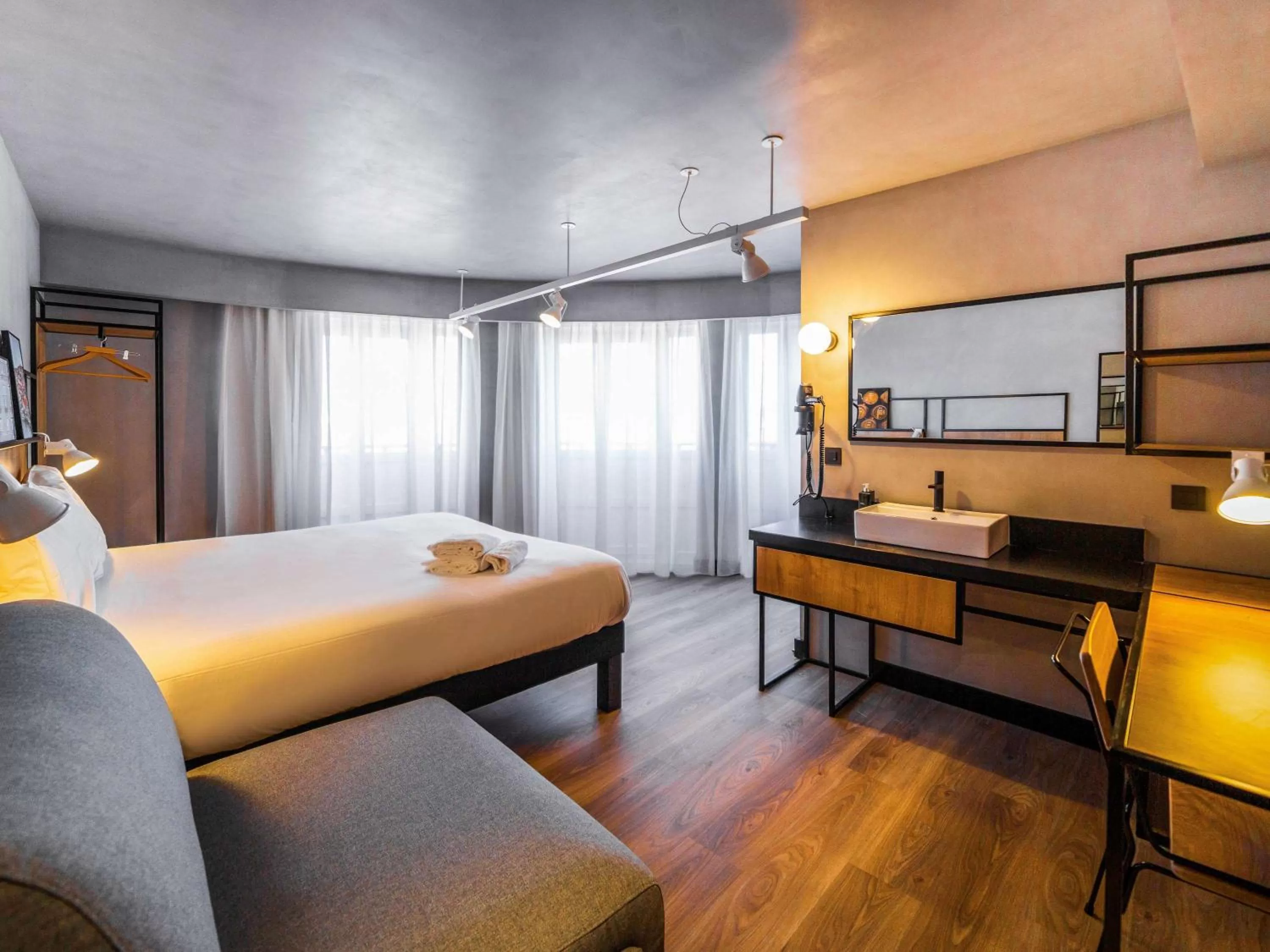 Photo of the whole room, Bed in ibis Porto Centro Mercado Bolhao