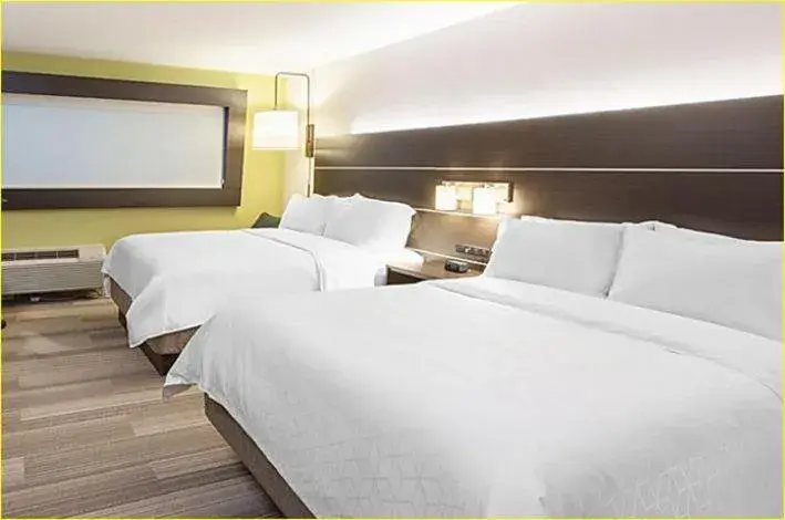 Bed in Holiday Inn Express - San Antonio East I-10 , an IHG Hotel