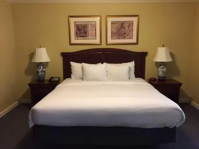 Bedroom, Bed in Columbia Club