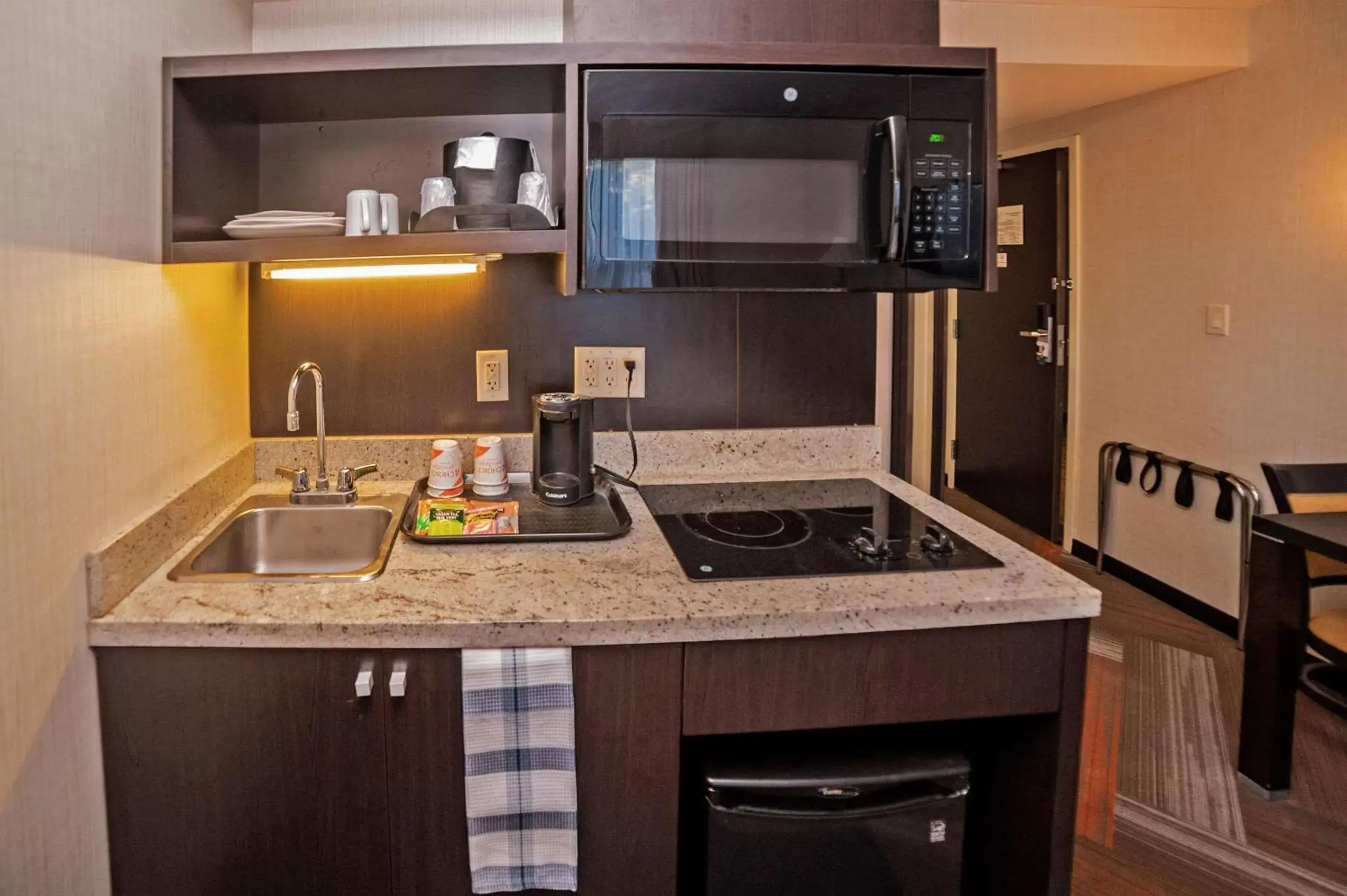 Photo of the whole room, Kitchen/Kitchenette in Quality Hotel Burlington
