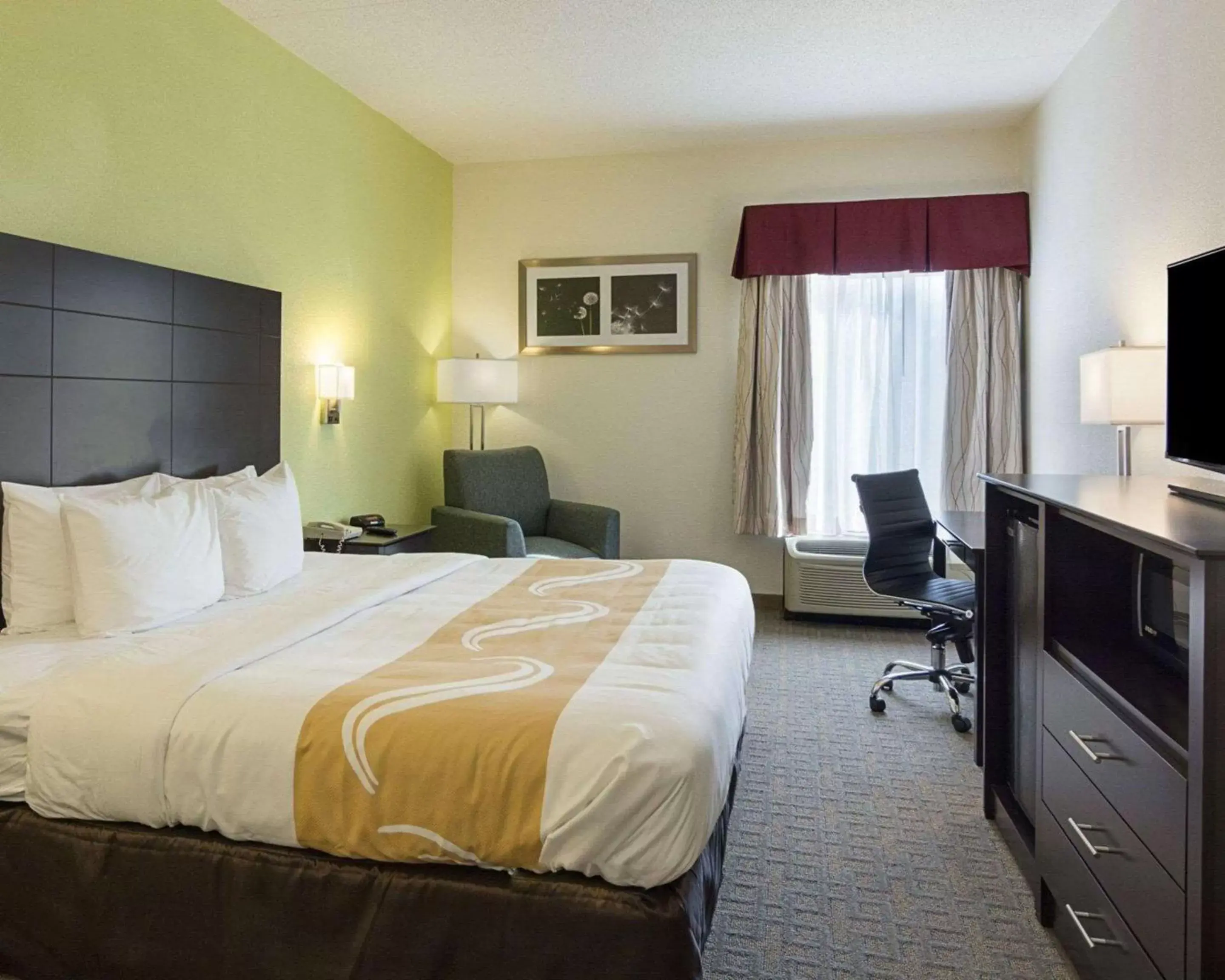 Photo of the whole room, Bed in Quality Inn Richmond Airport