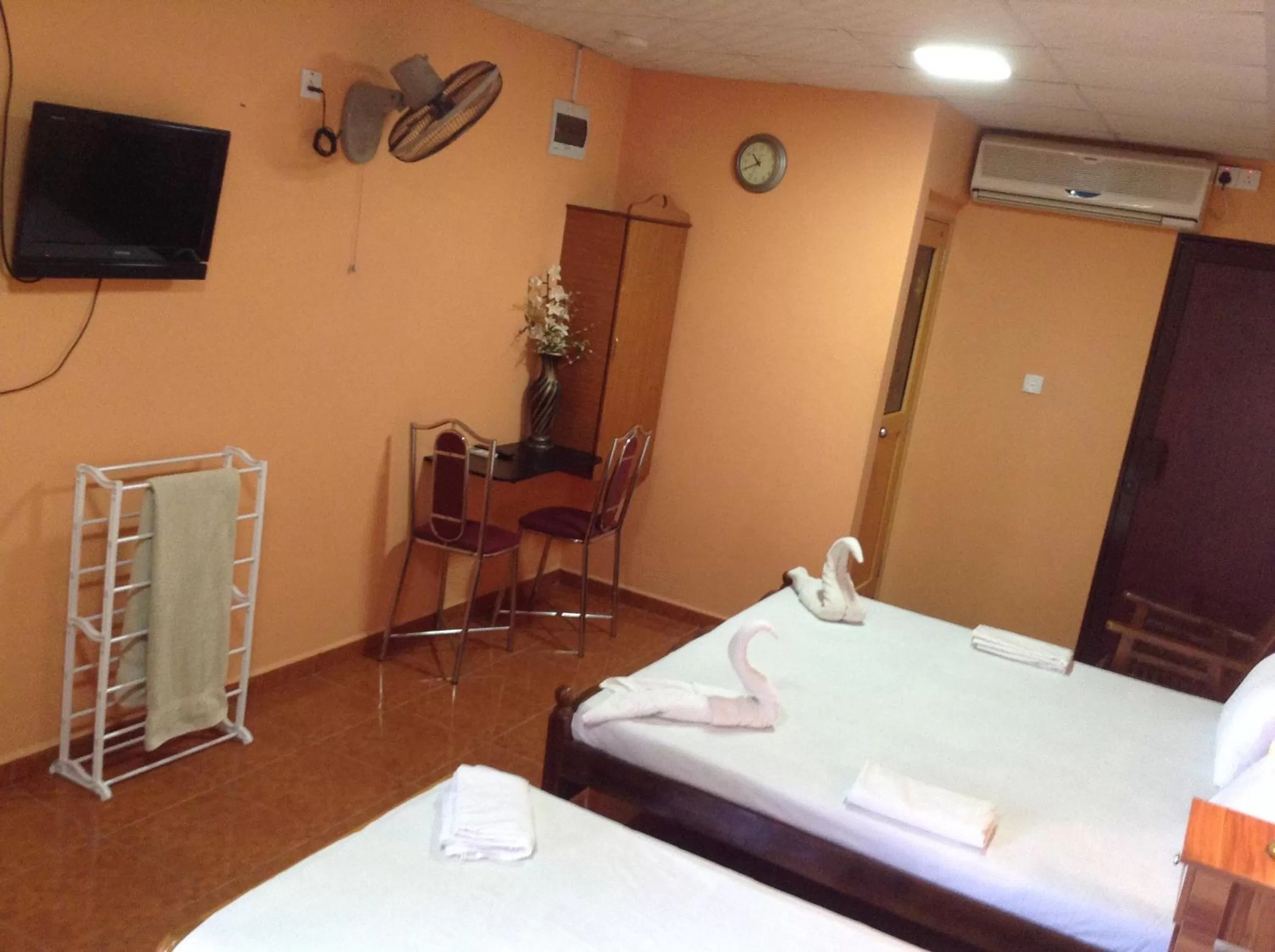 Photo of the whole room, Bed in Sunshine Hotel