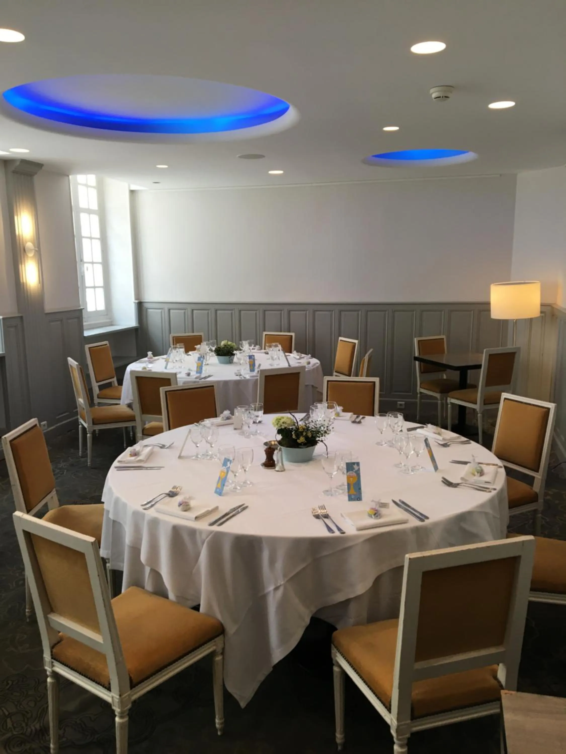 Restaurant/places to eat in Hôtel de France