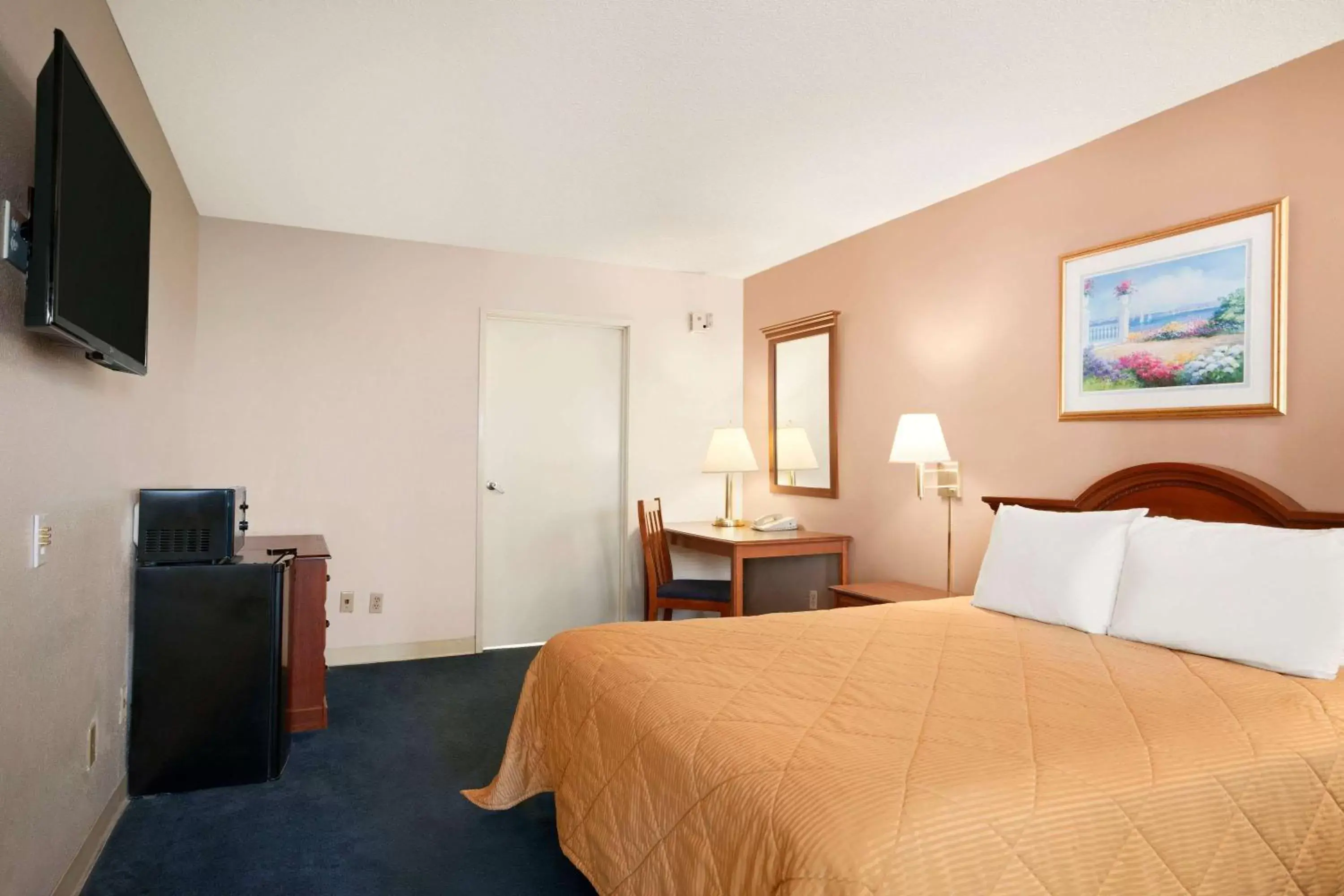 Photo of the whole room, Bed in Travelodge by Wyndham Bakersfield