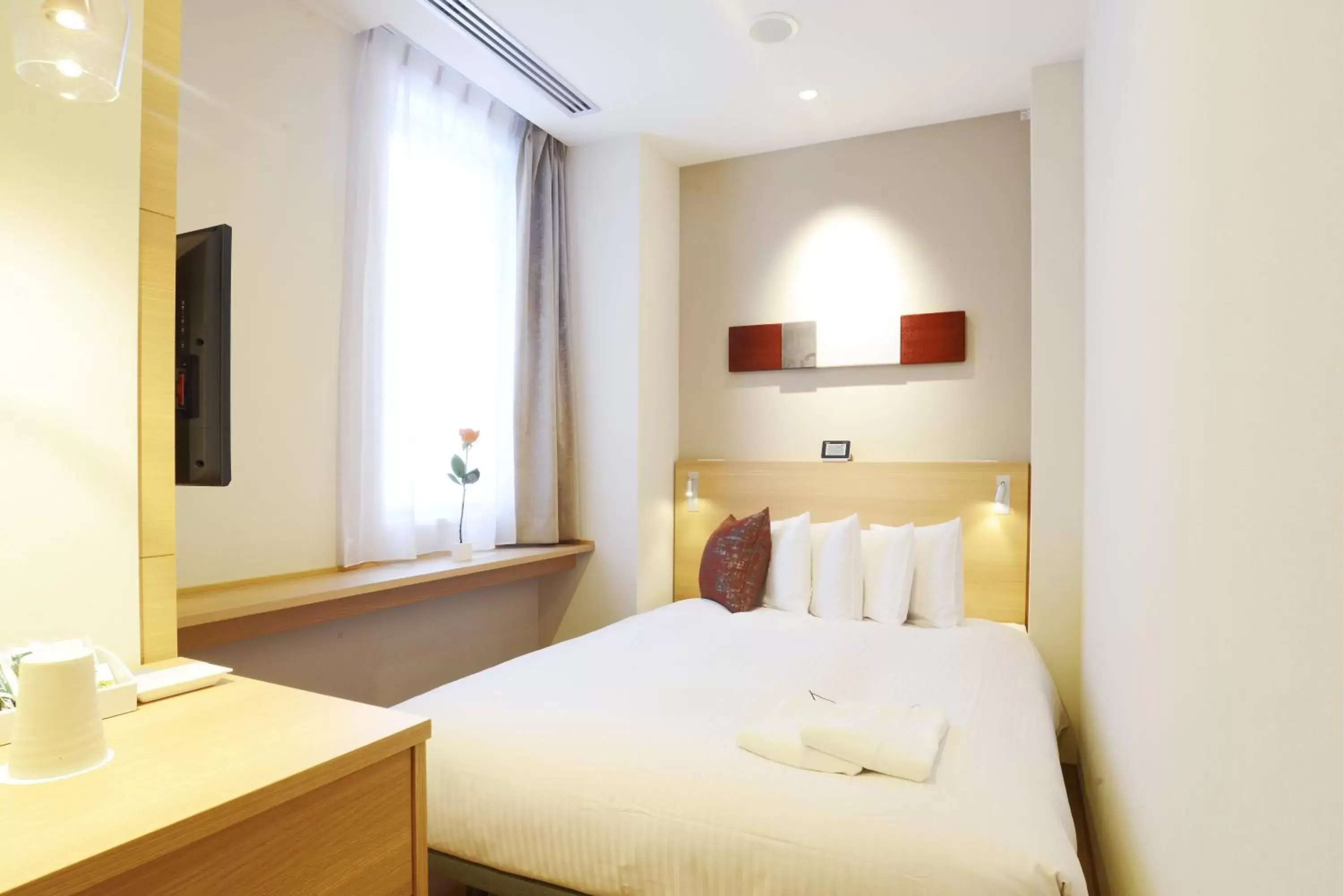 Photo of the whole room, Bed in Red Roof Inn & Suites Osaka Namba Nipponbashi