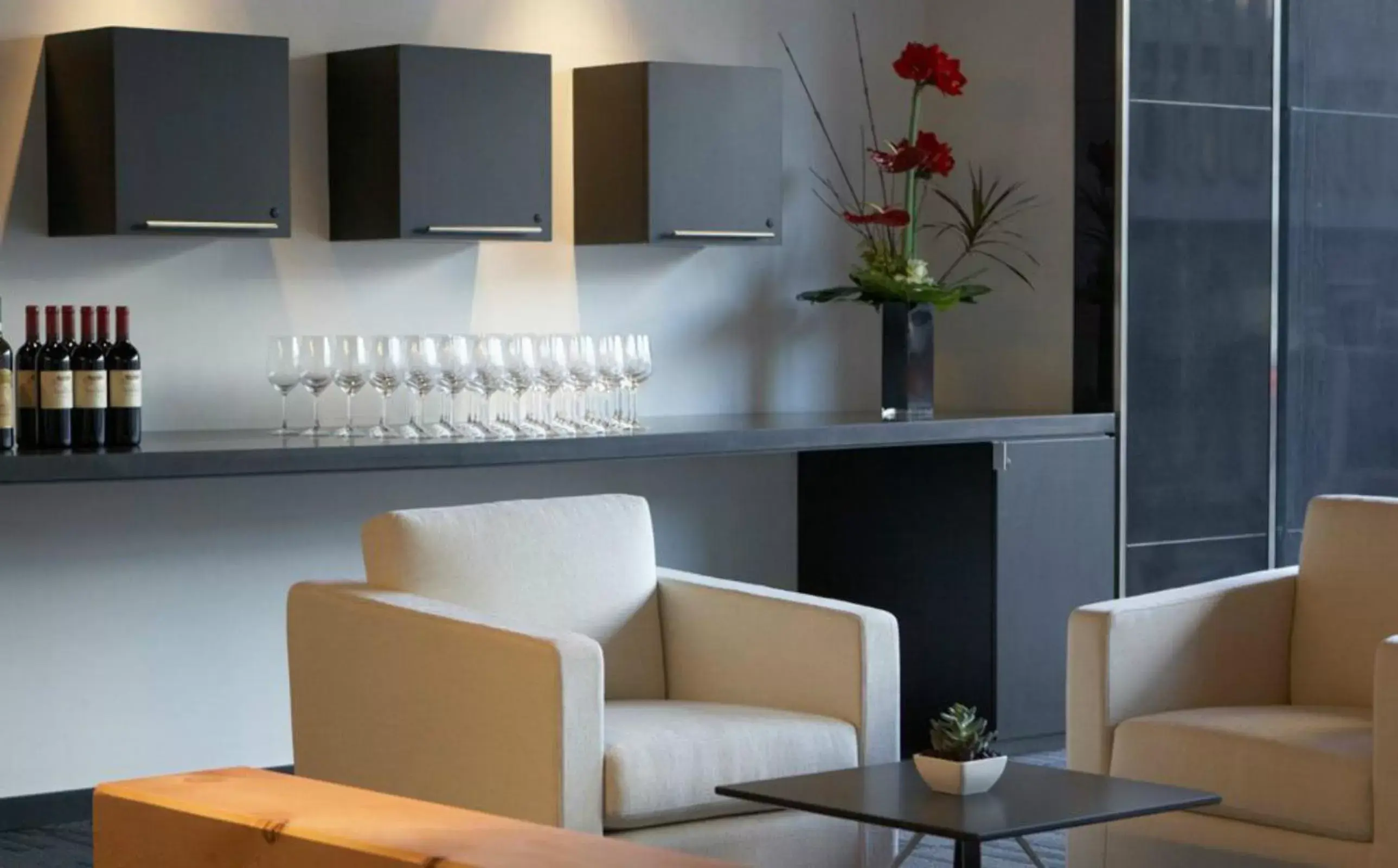 Area and facilities, Lounge/Bar in Hotel Le Germain Calgary