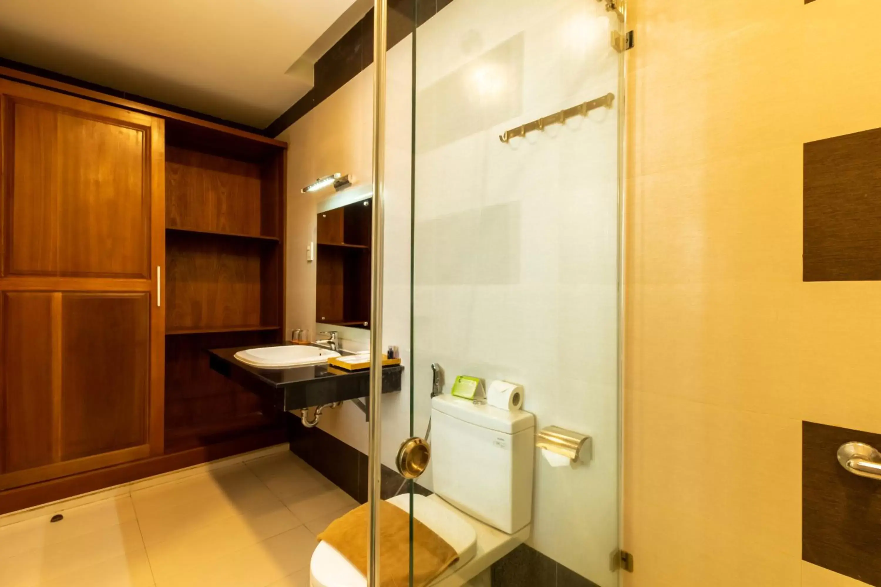 Shower, Bathroom in Airport Saigon Hotel - Gần ẩm thực đêm chợ Phạm Văn Hai