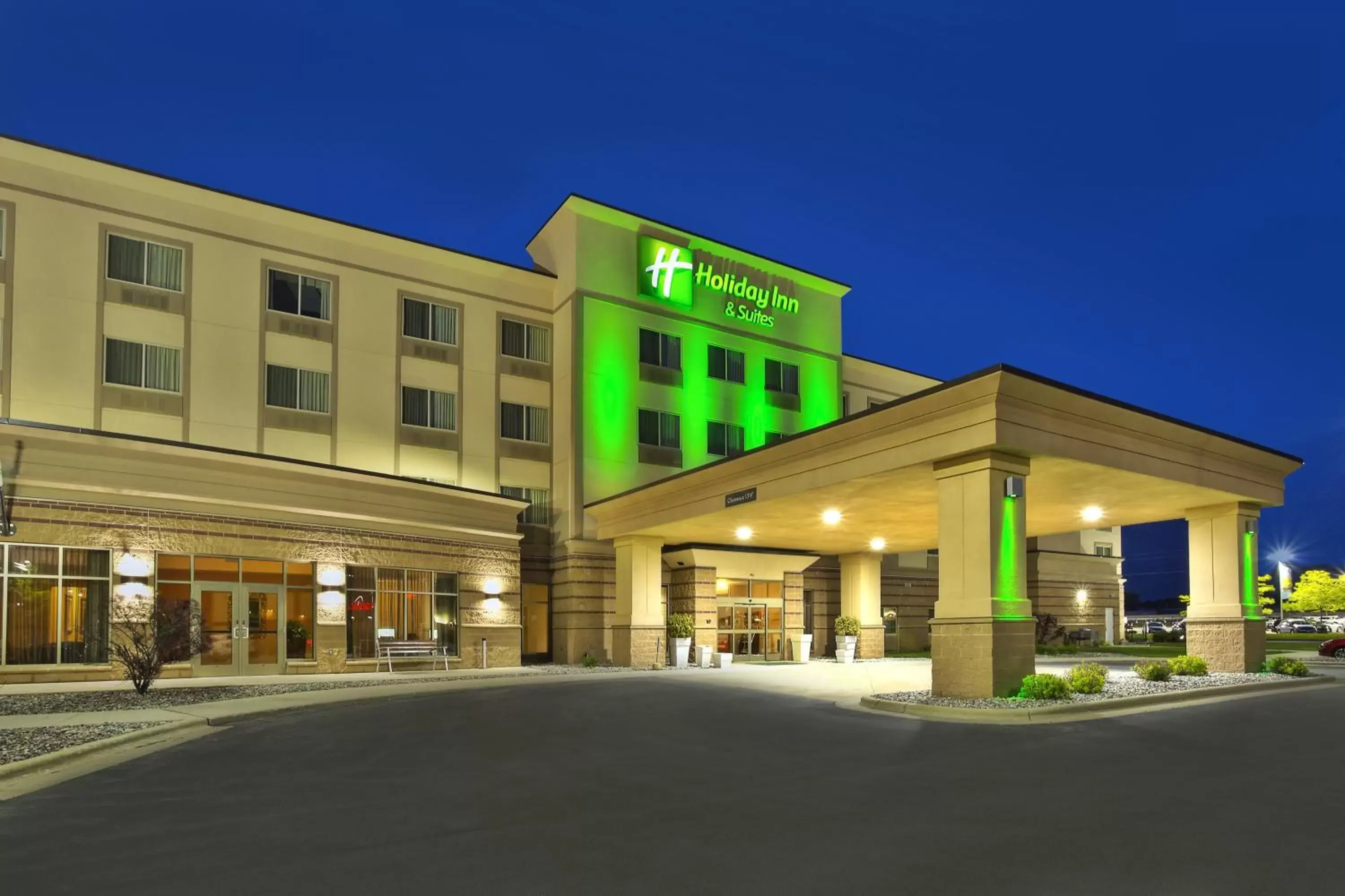 Property building in Holiday Inn & Suites Green Bay Stadium, an IHG Hotel