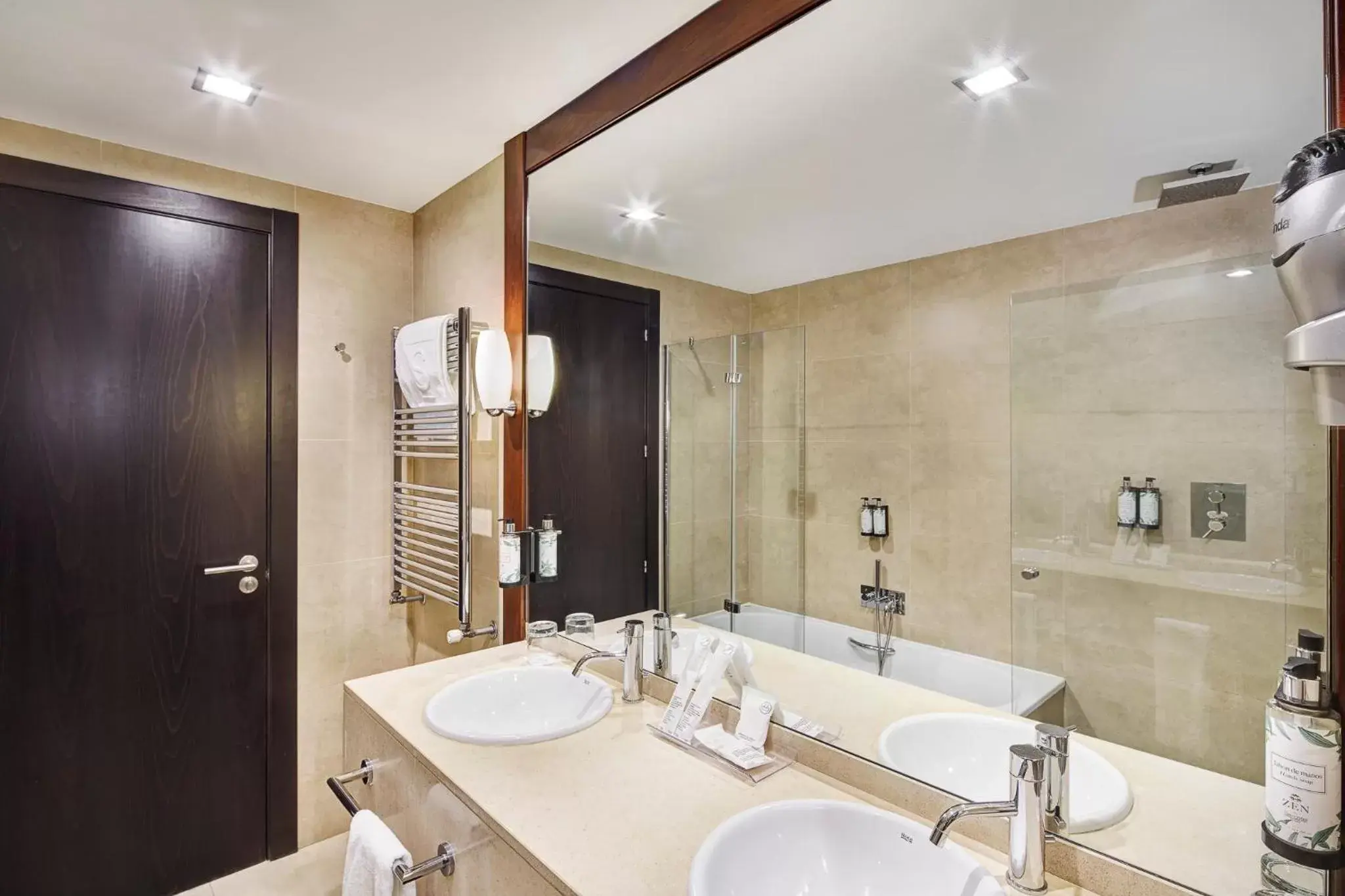 Shower, Bathroom in Sercotel Puerta de la Catedral