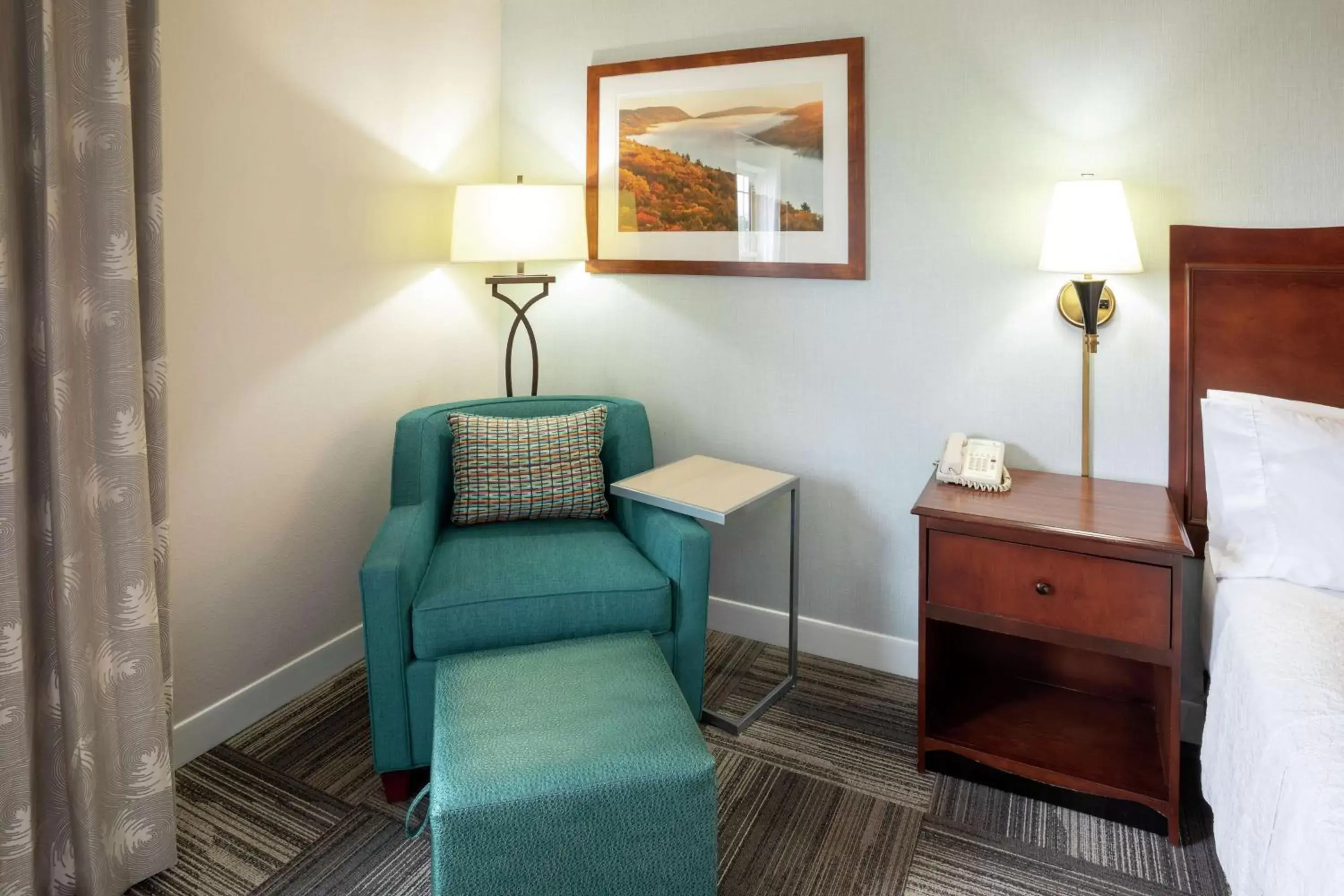 Living room, Seating Area in Hampton Inn Duluth-Canal Park