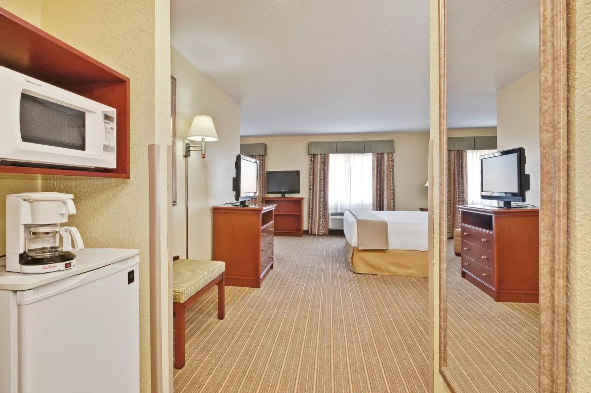 Photo of the whole room, TV/Entertainment Center in Holiday Inn Express Winfield, an IHG Hotel