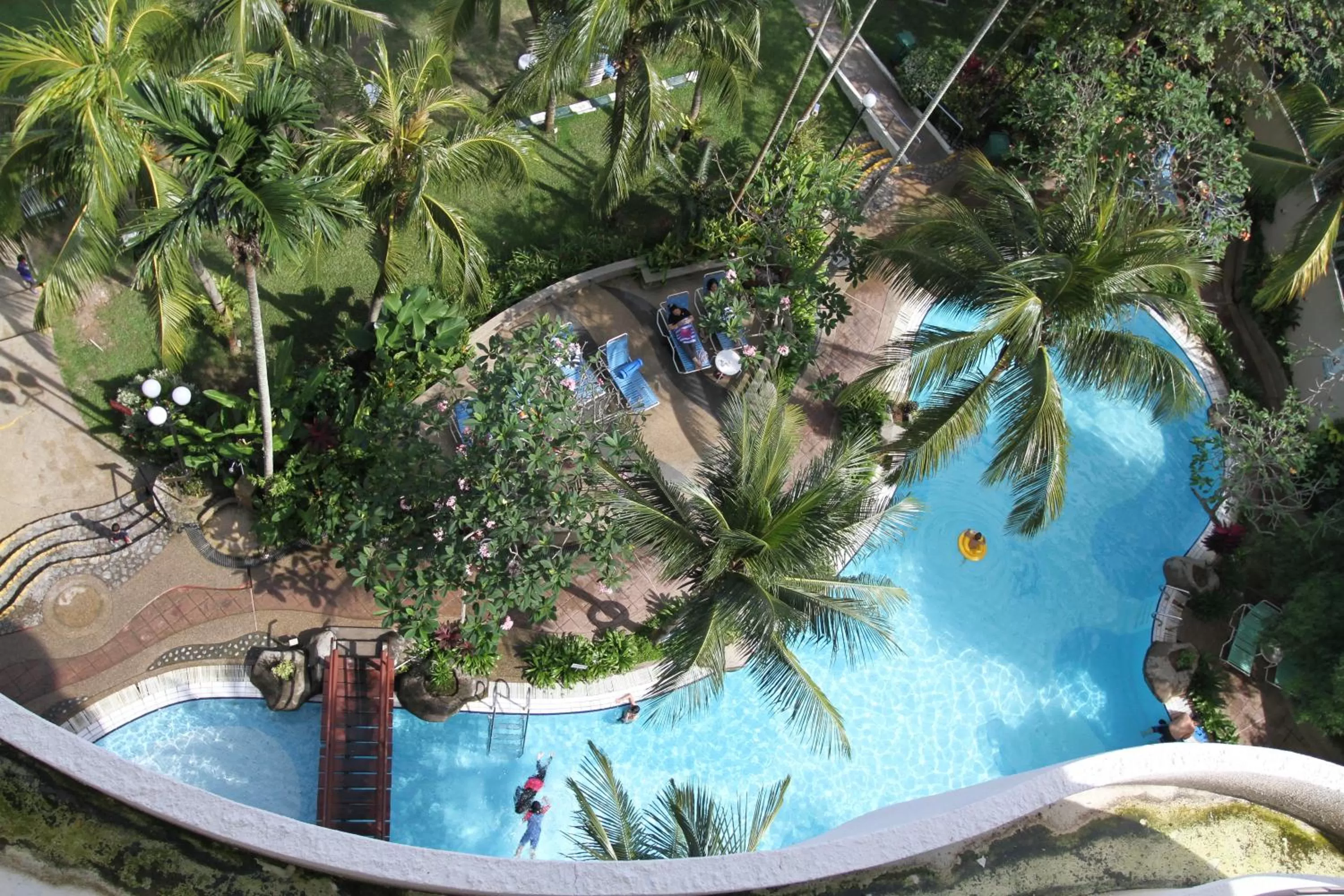 Swimming pool in Rainbow Paradise Beach Resort