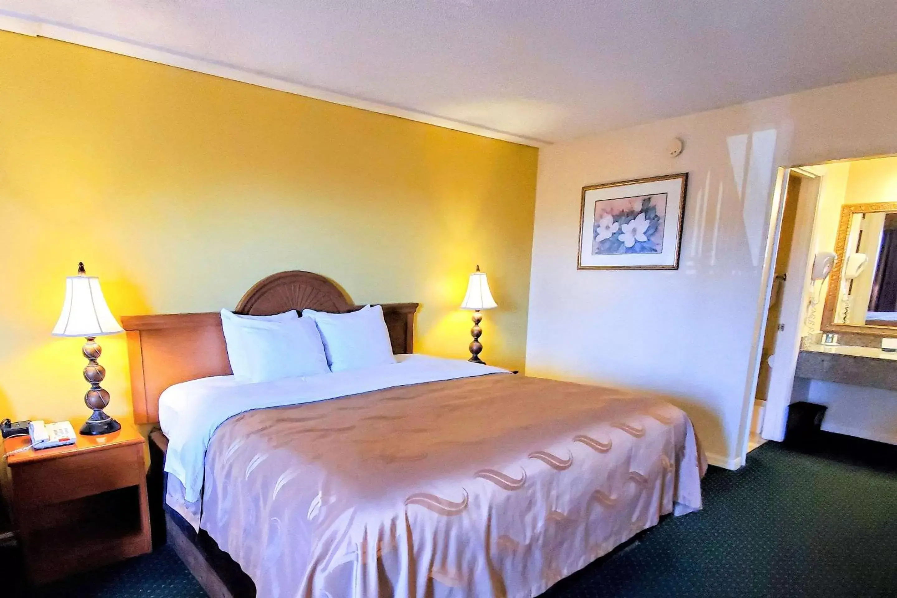 Photo of the whole room, Bed in Quality Inn near Manatee Springs State Park