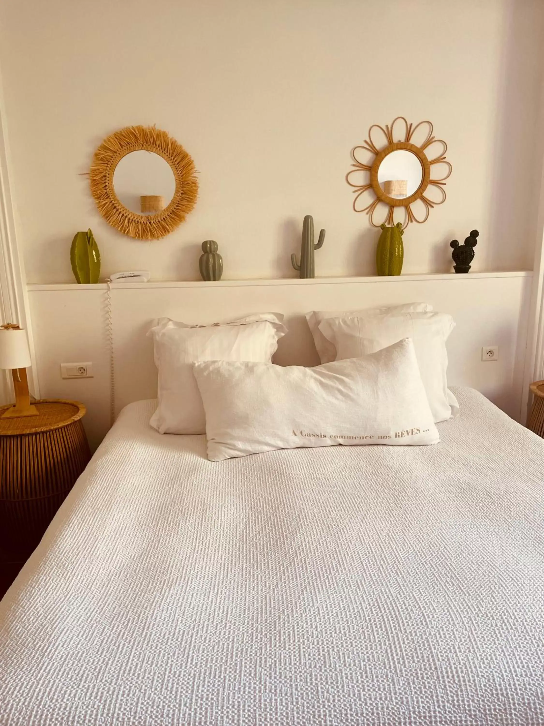 Bedroom, Bed in Hotel de La Plage - Mahogany