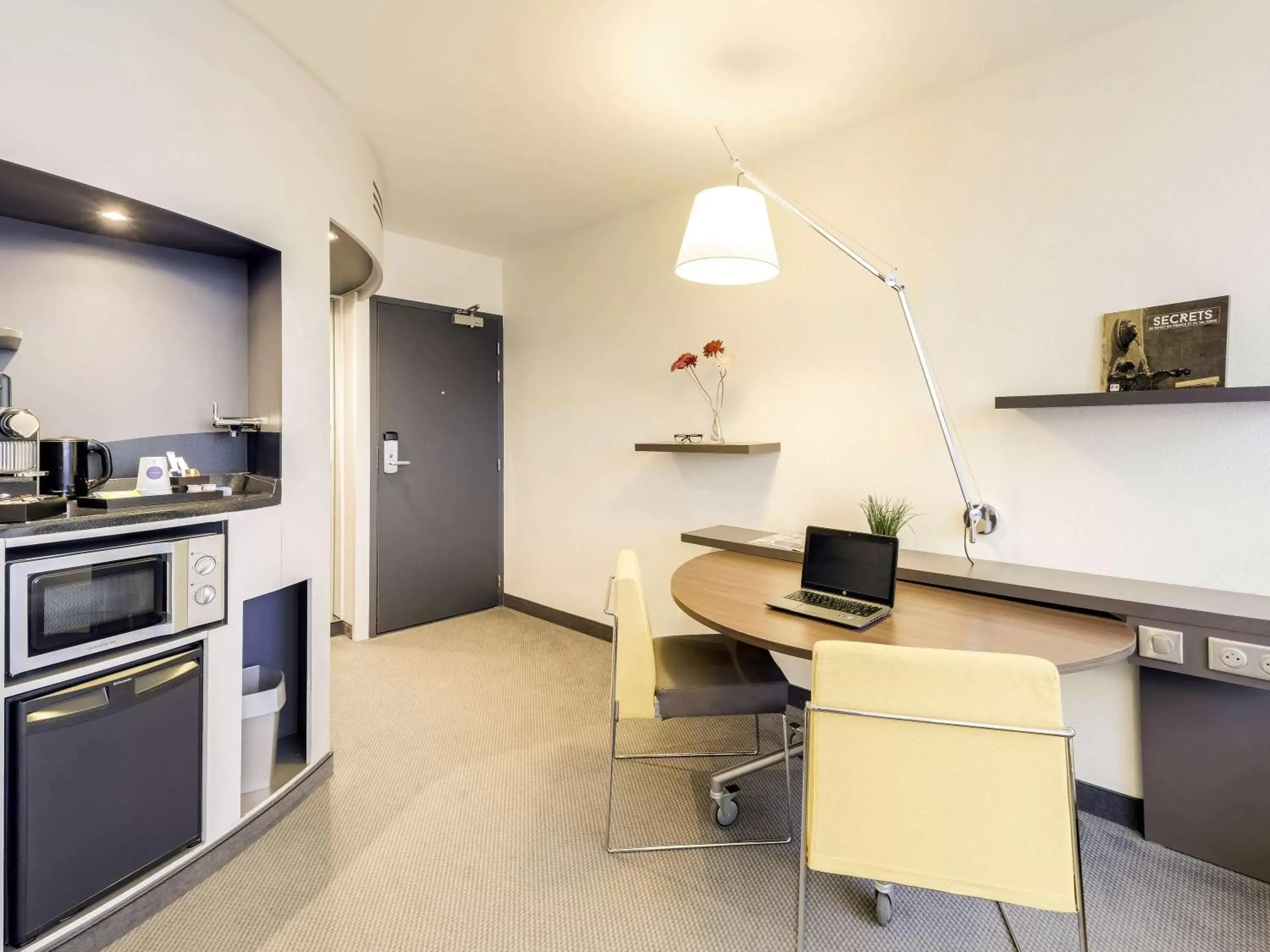 Photo of the whole room, Kitchen/Kitchenette in Novotel Suites Paris CDG Airport Villepinte