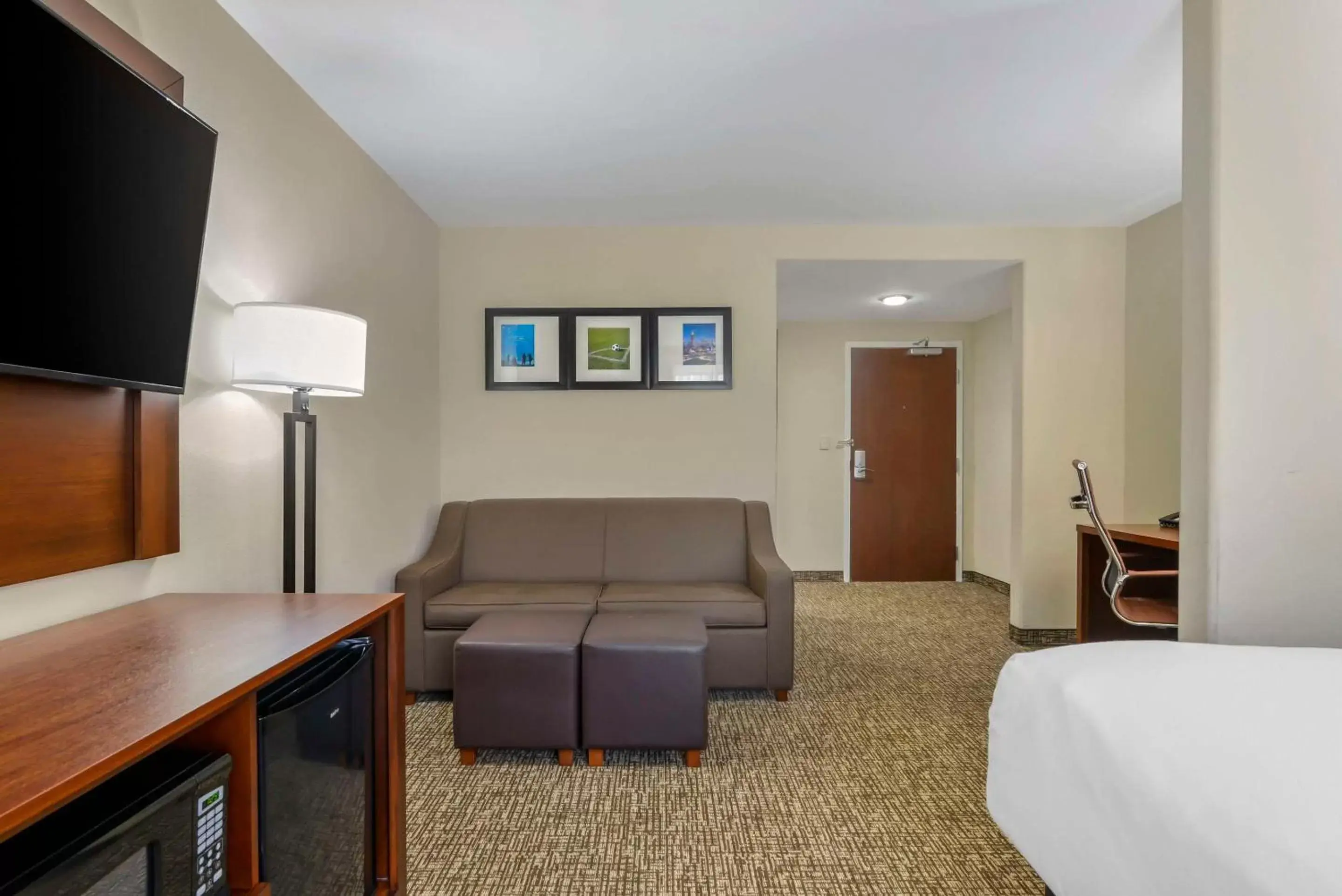Bedroom, Seating Area in Comfort Suites at Kennesaw State University