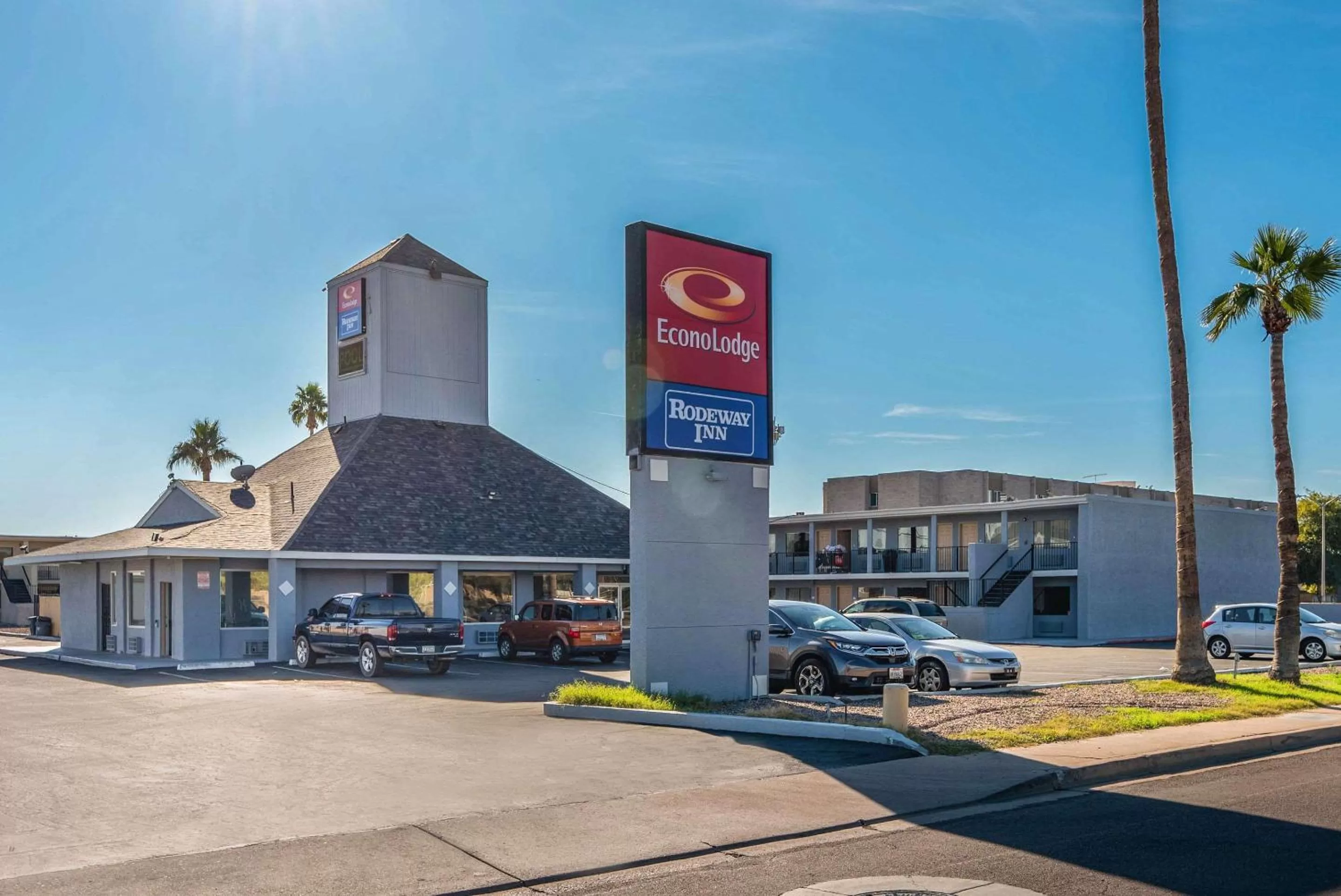 Property building in Rodeway Inn Phoenix North I-17
