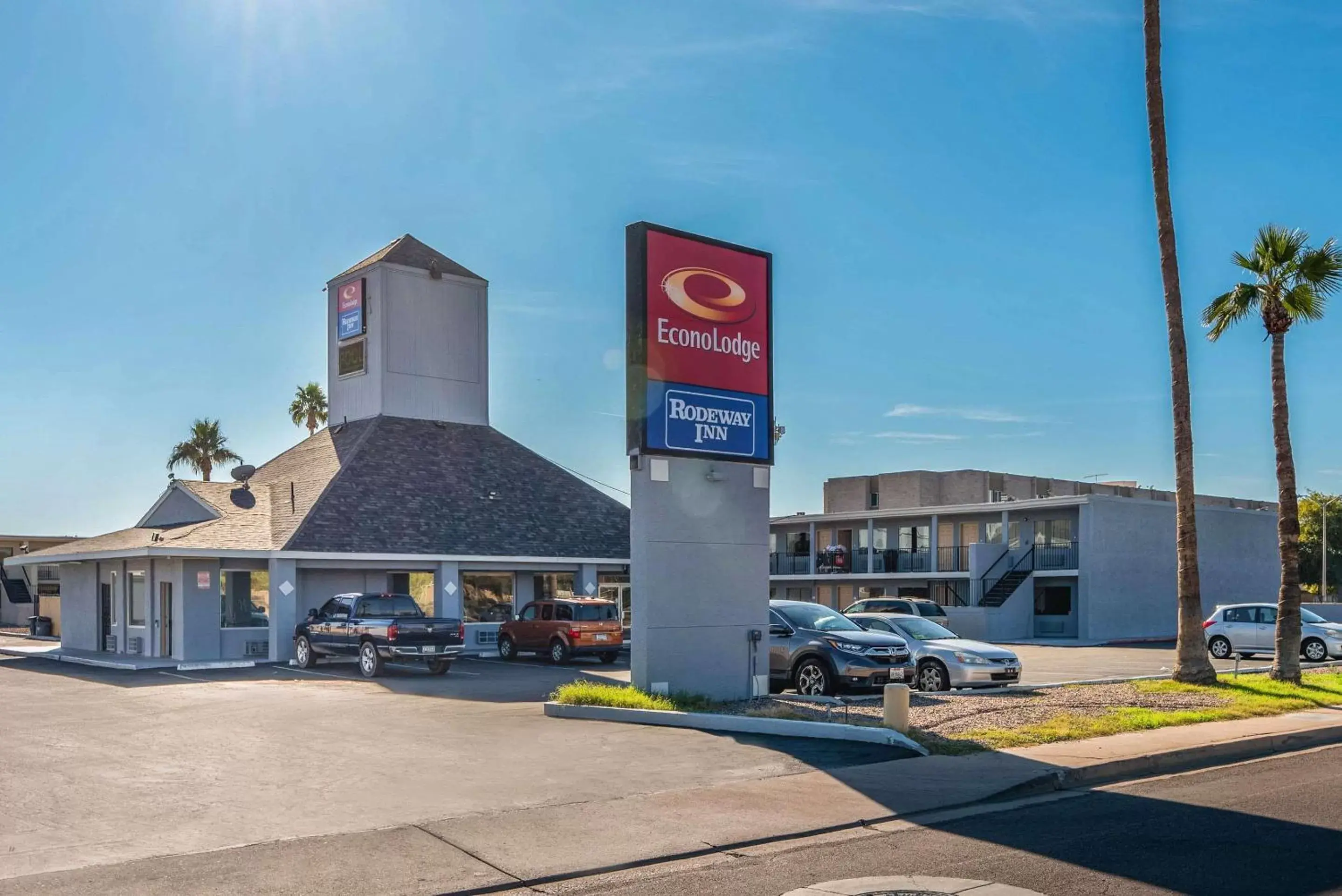 Property building in Rodeway Inn Phoenix North I-17 Property building in Rodeway Inn Phoenix North I-17
