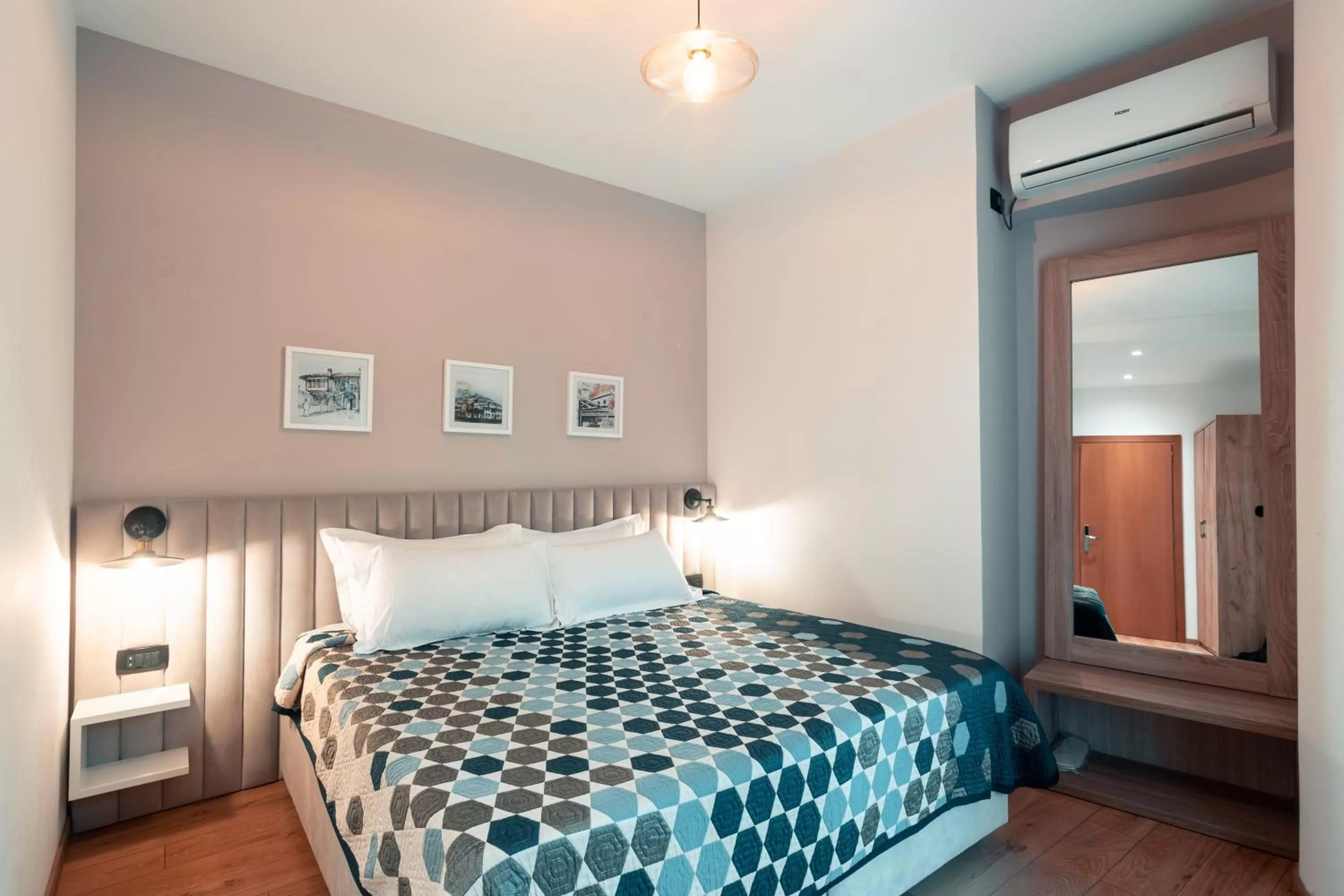 Property building, Bed in Oda Hotel Tirana