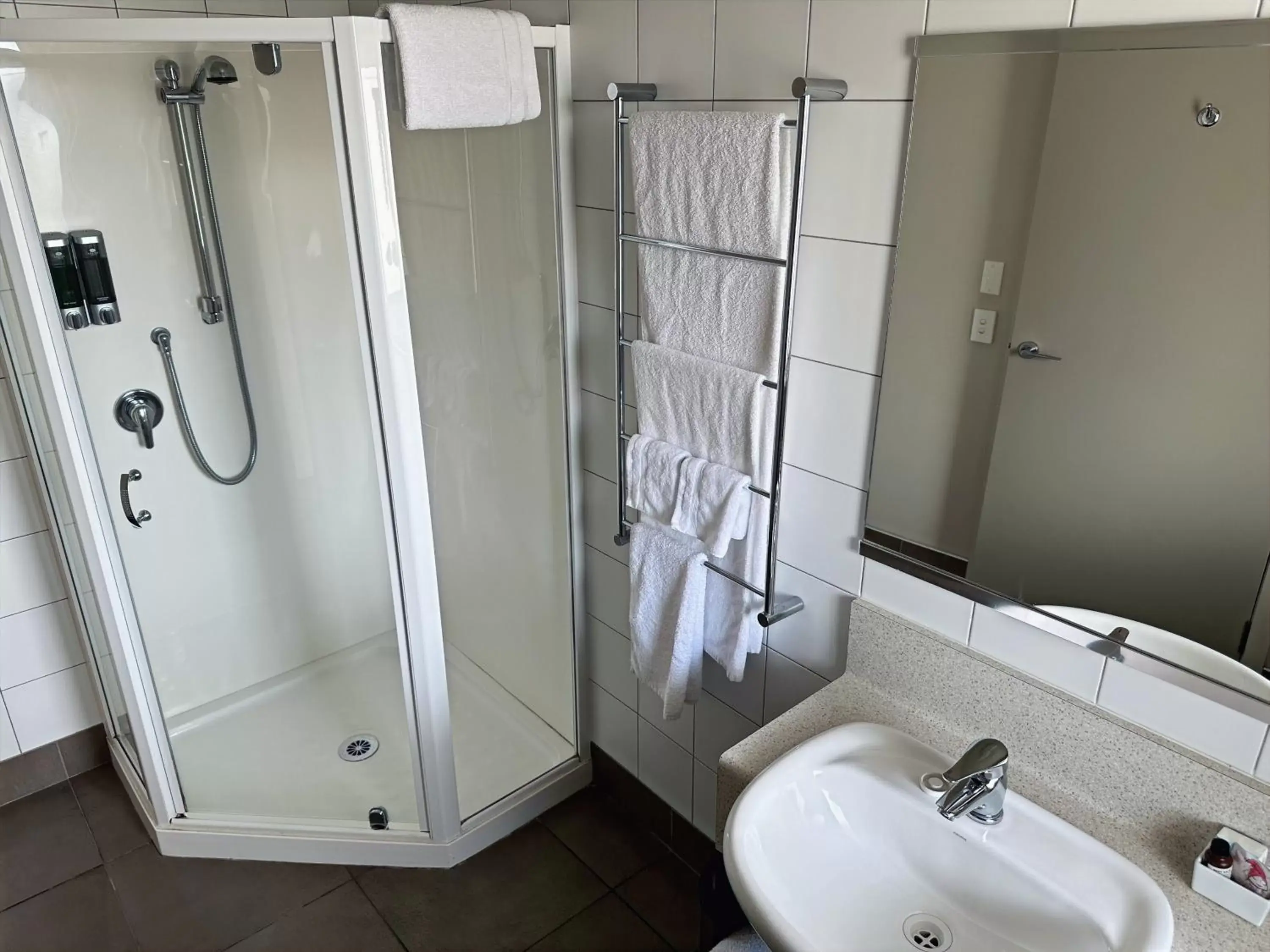 Shower, Bathroom in Arena Lodge