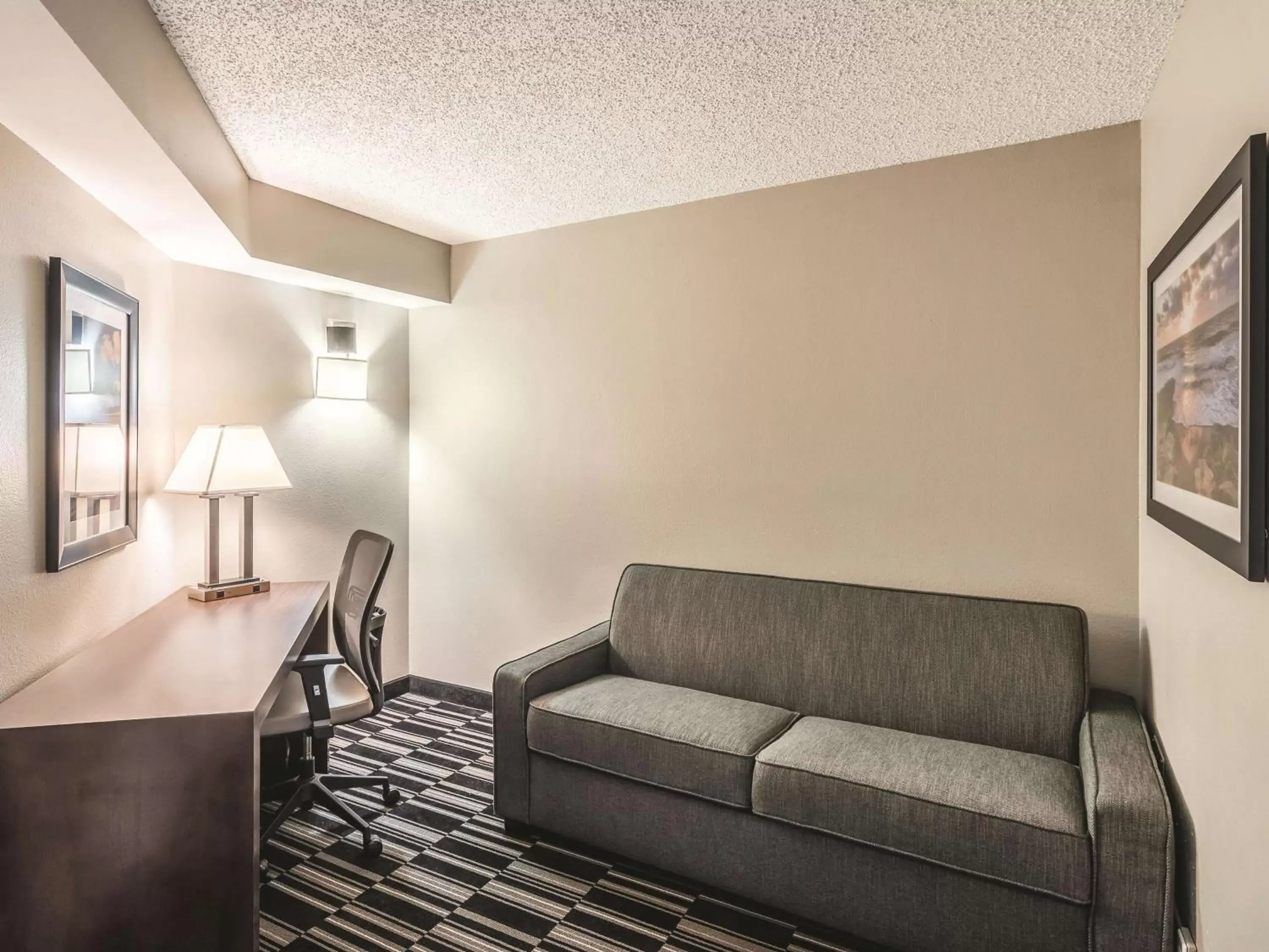 Photo of the whole room, Seating Area in La Quinta Inn by Wyndham Jupiter