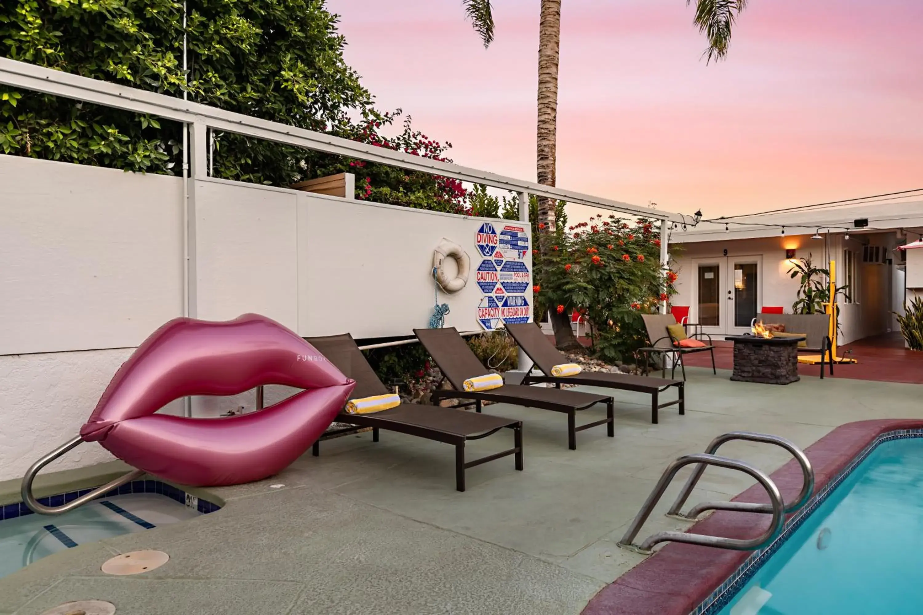 Swimming pool in Float Palm Springs