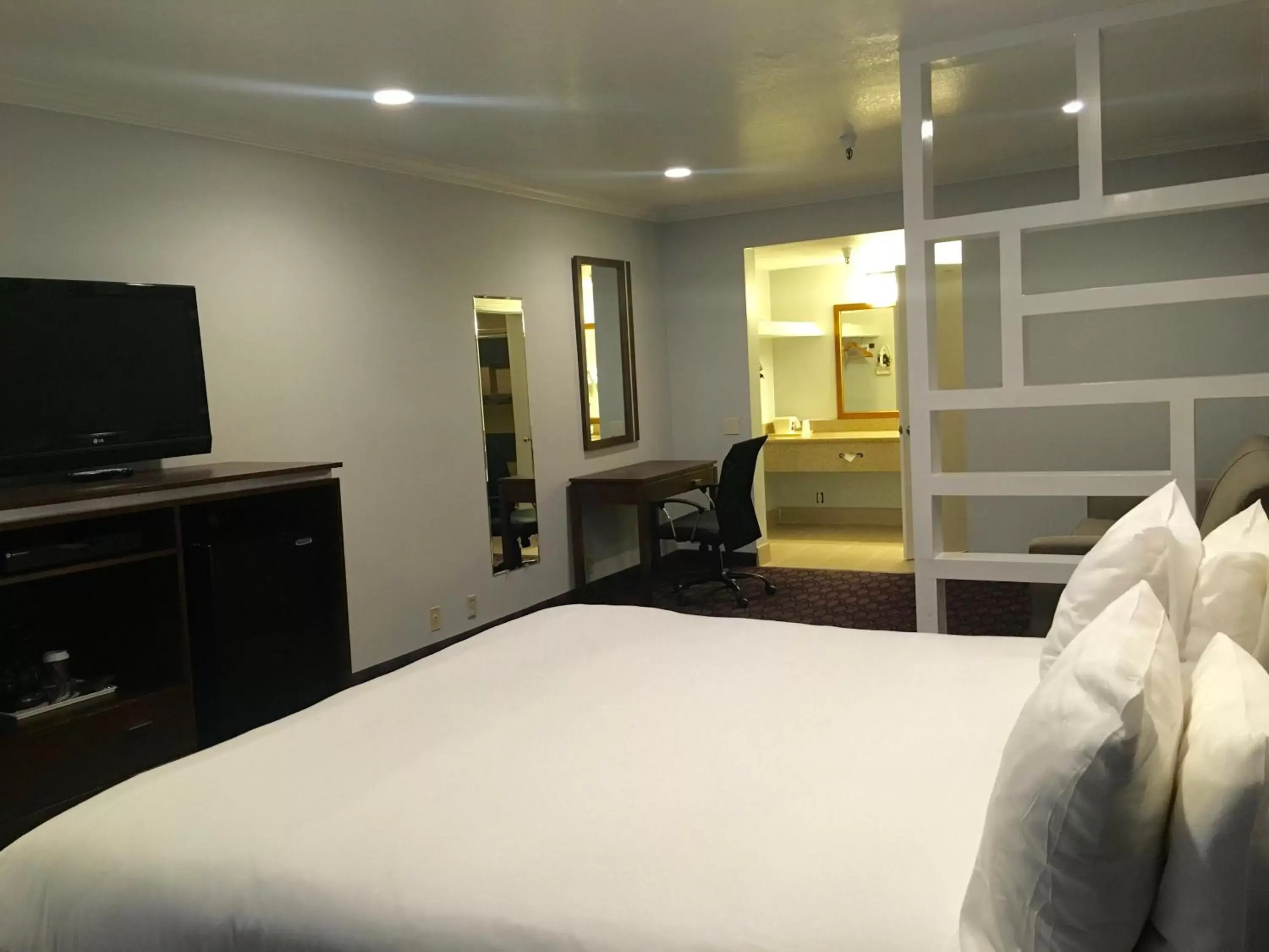 Bed in Hotel Pacific, Manhattan Beach
