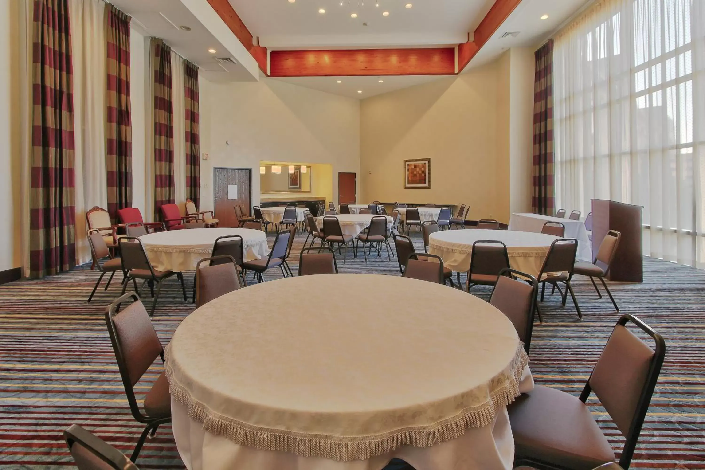 Meeting/conference room, Restaurant/Places to Eat in Holiday Inn Express Hotel & Suites Houston-Downtown Convention Center, an IHG Hotel