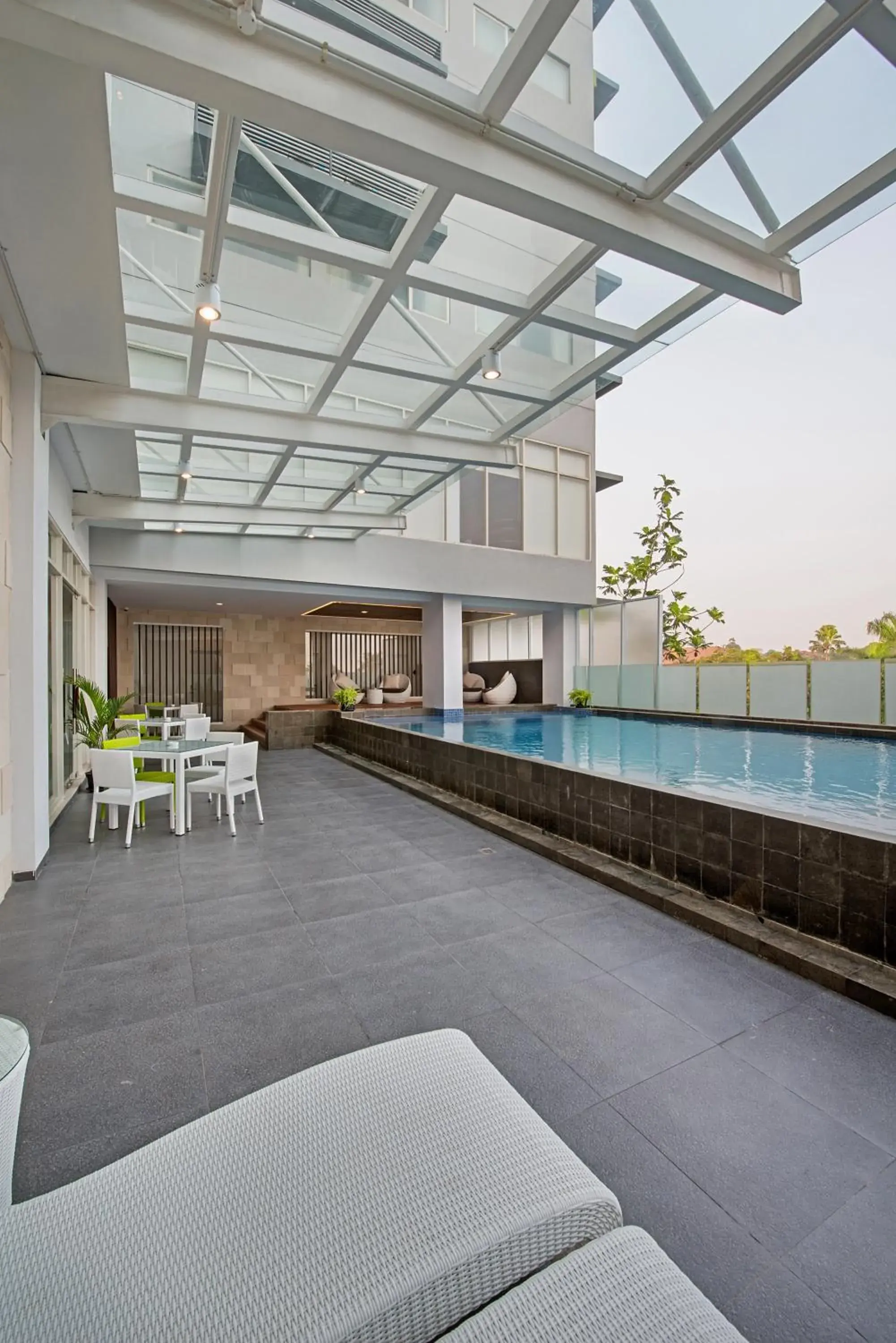 Swimming pool in Whiz Prime Hotel Pajajaran Bogor Swimming pool in Whiz Prime Hotel Pajajaran Bogor