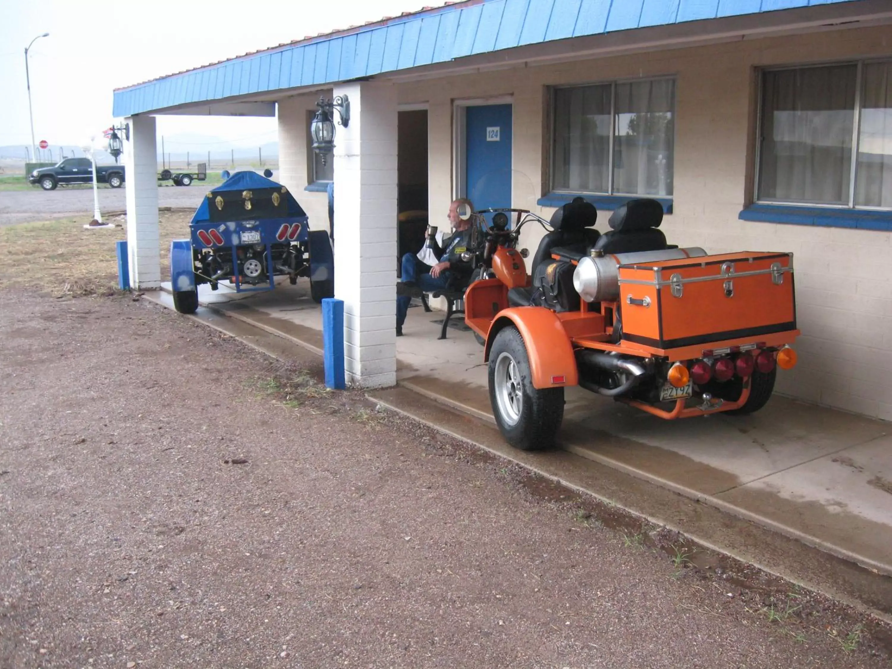 Facade/entrance in Stagecoach 66 Motel