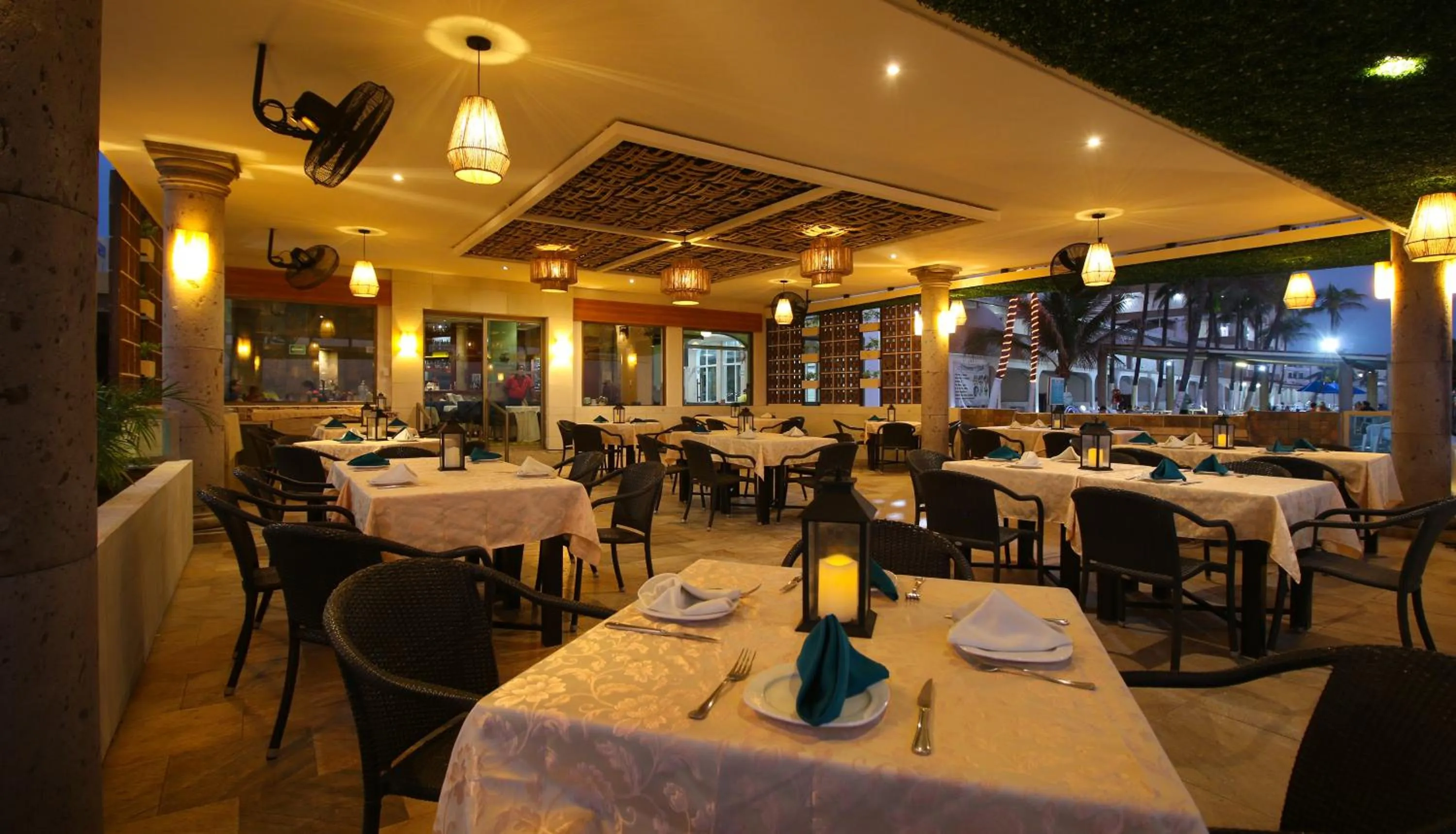 Restaurant/places to eat in Hotel Marbella