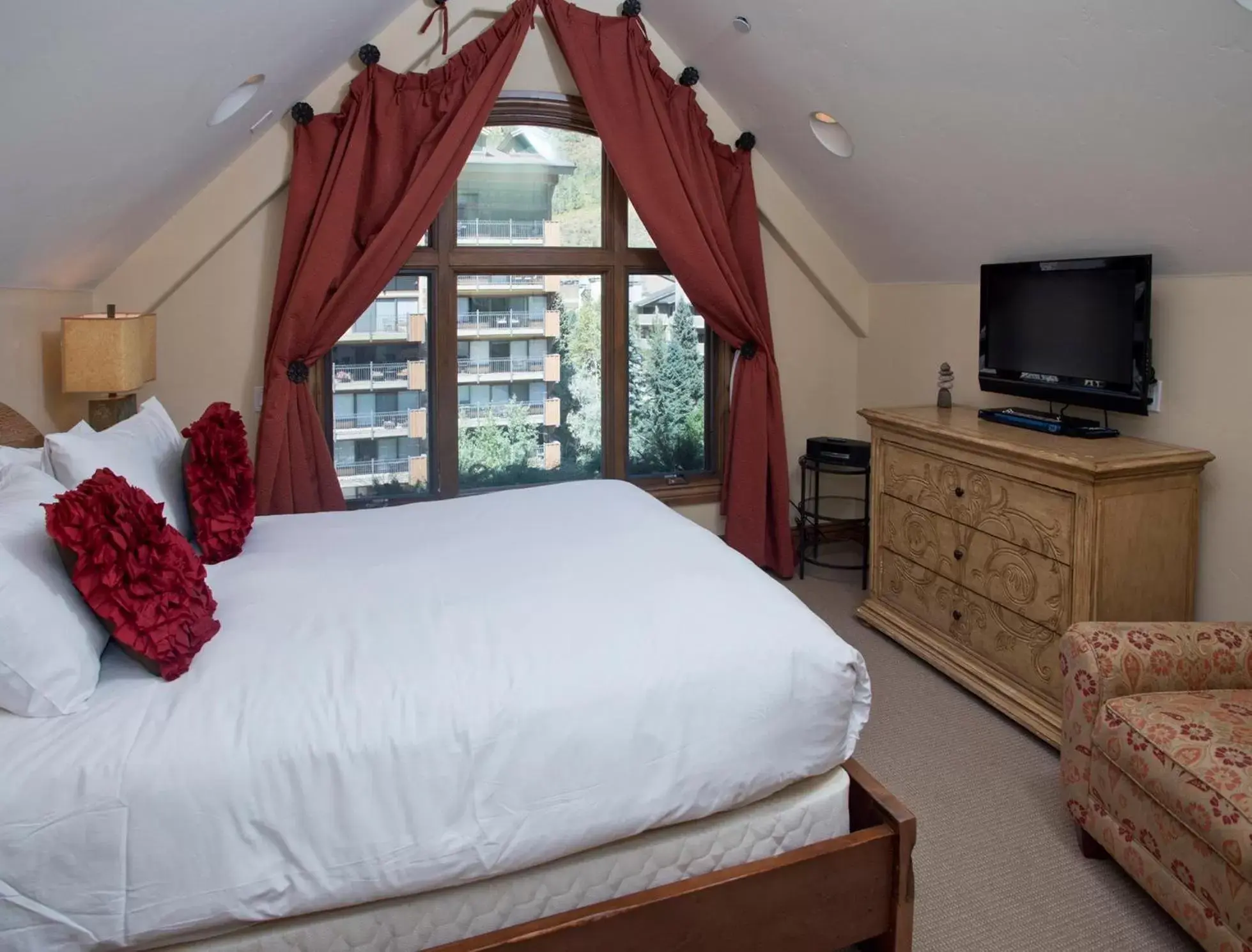Photo of the whole room, Bed in The Arrabelle at Vail Square, a RockResort