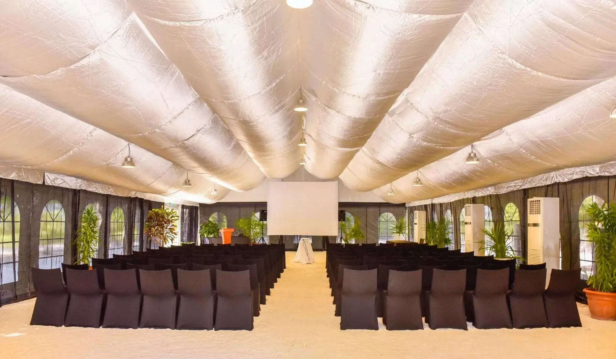 Meeting/conference room in Holiday Inn Resort Kandooma Maldives - Kids Stay & Eat Free