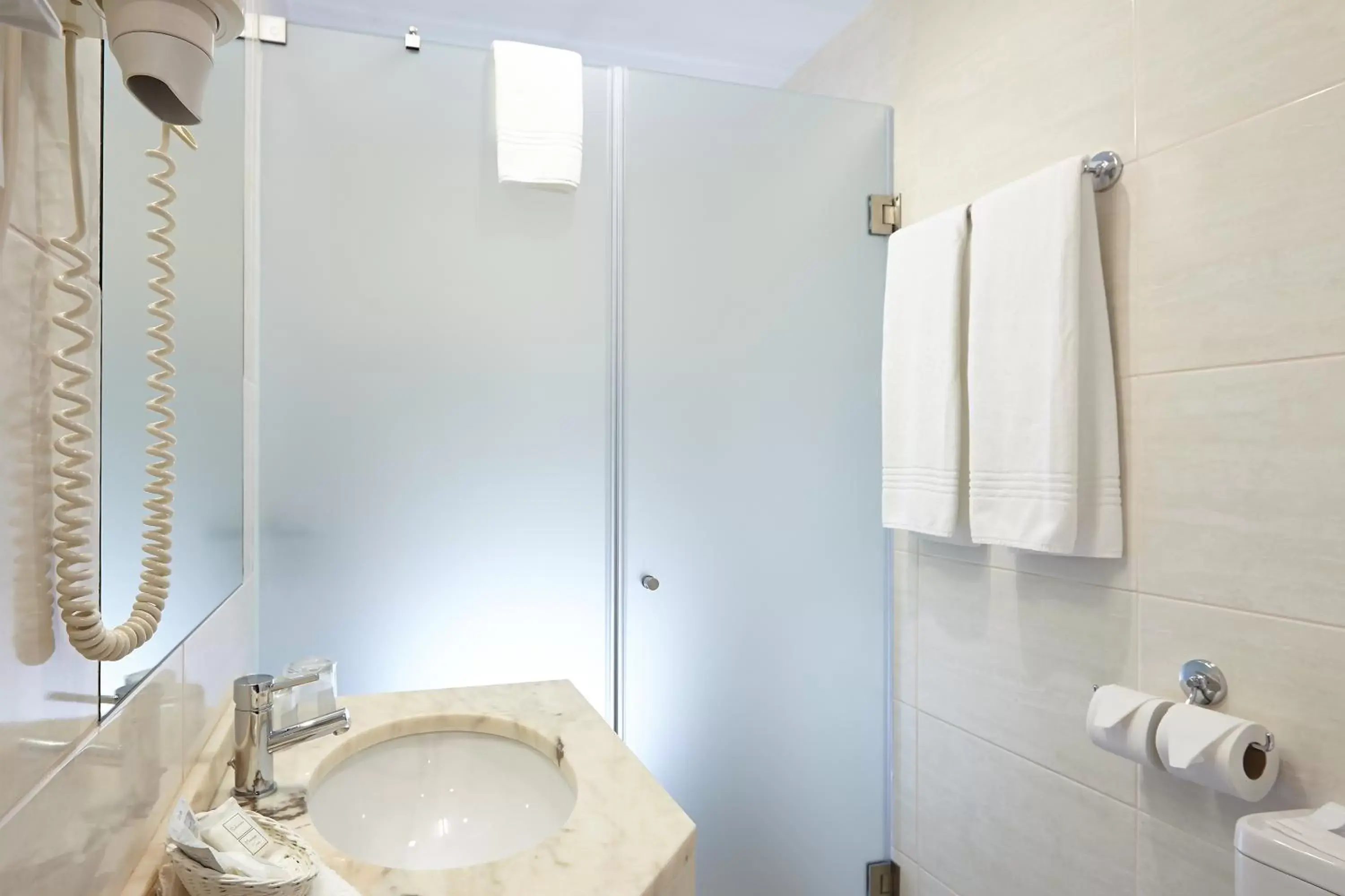 Shower, Bathroom in Hotel Madeira